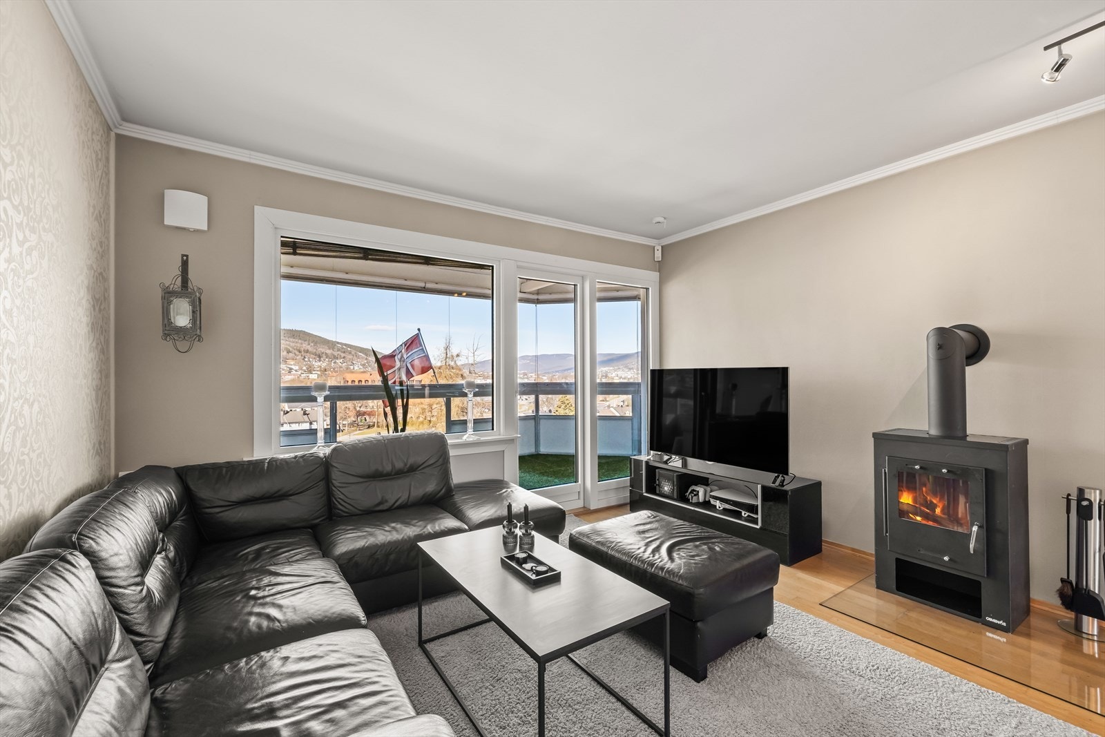 Leiligheten har en peis montert i stuen som varmer godt på kalde vinterdager. Galleribilde