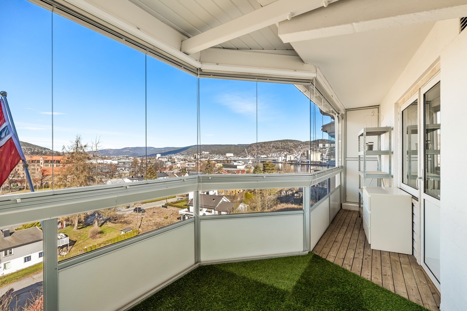 Fra stuen er det utgang til innglasset balkong som fungerer som en fin forlenger til stuen. Galleribilde