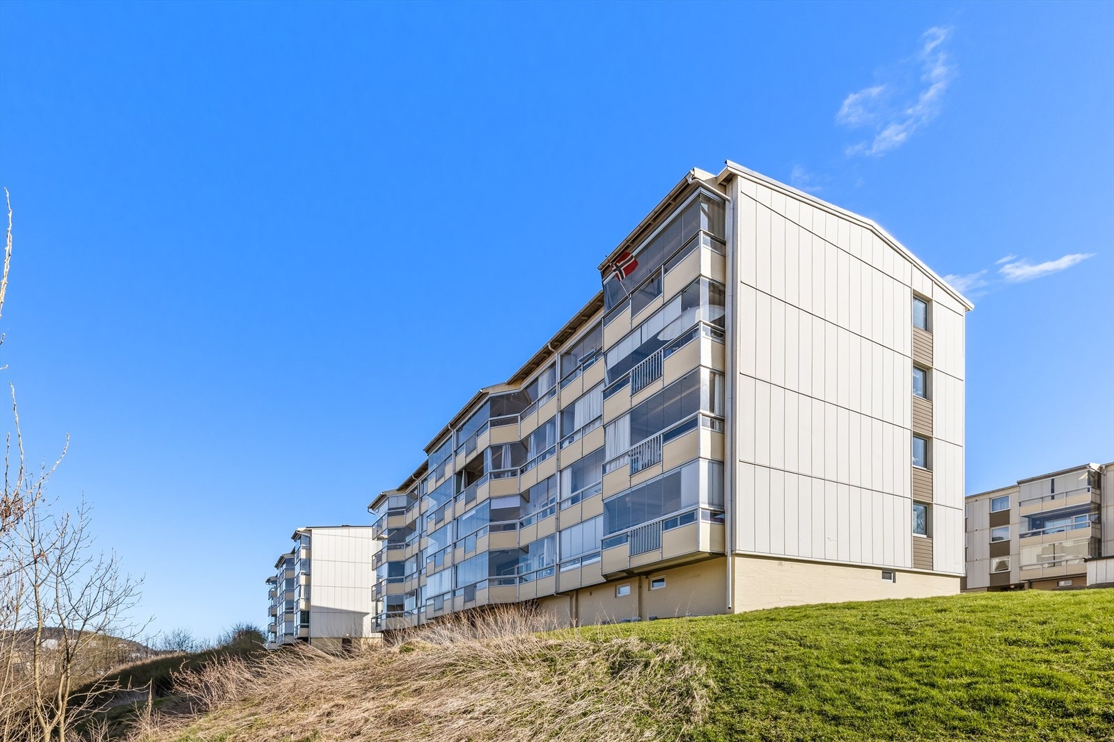 Det er umiddelbar nærhet til dagligvare, buss, barnehage, barneskole og idrettsanlegg. Galleribilde