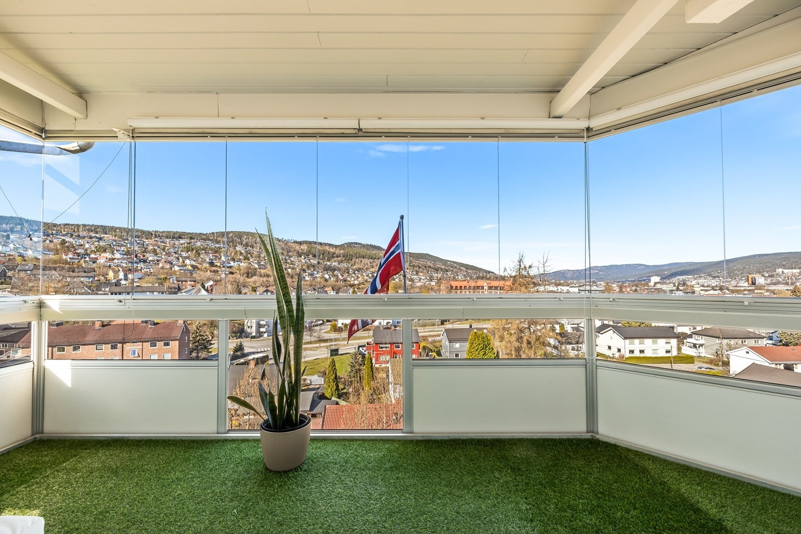 Fra stuen/soverommet er det utgang til innglasset balkong på 14 kvm med god plass for utemøbler. Galleribilde