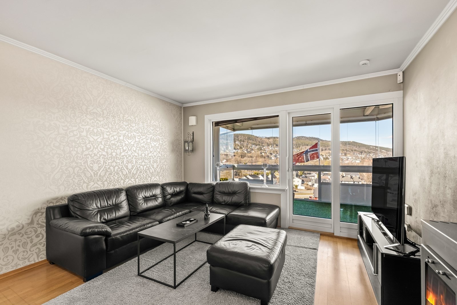 Lys og moderne stue med god plass til møblering. Galleribilde