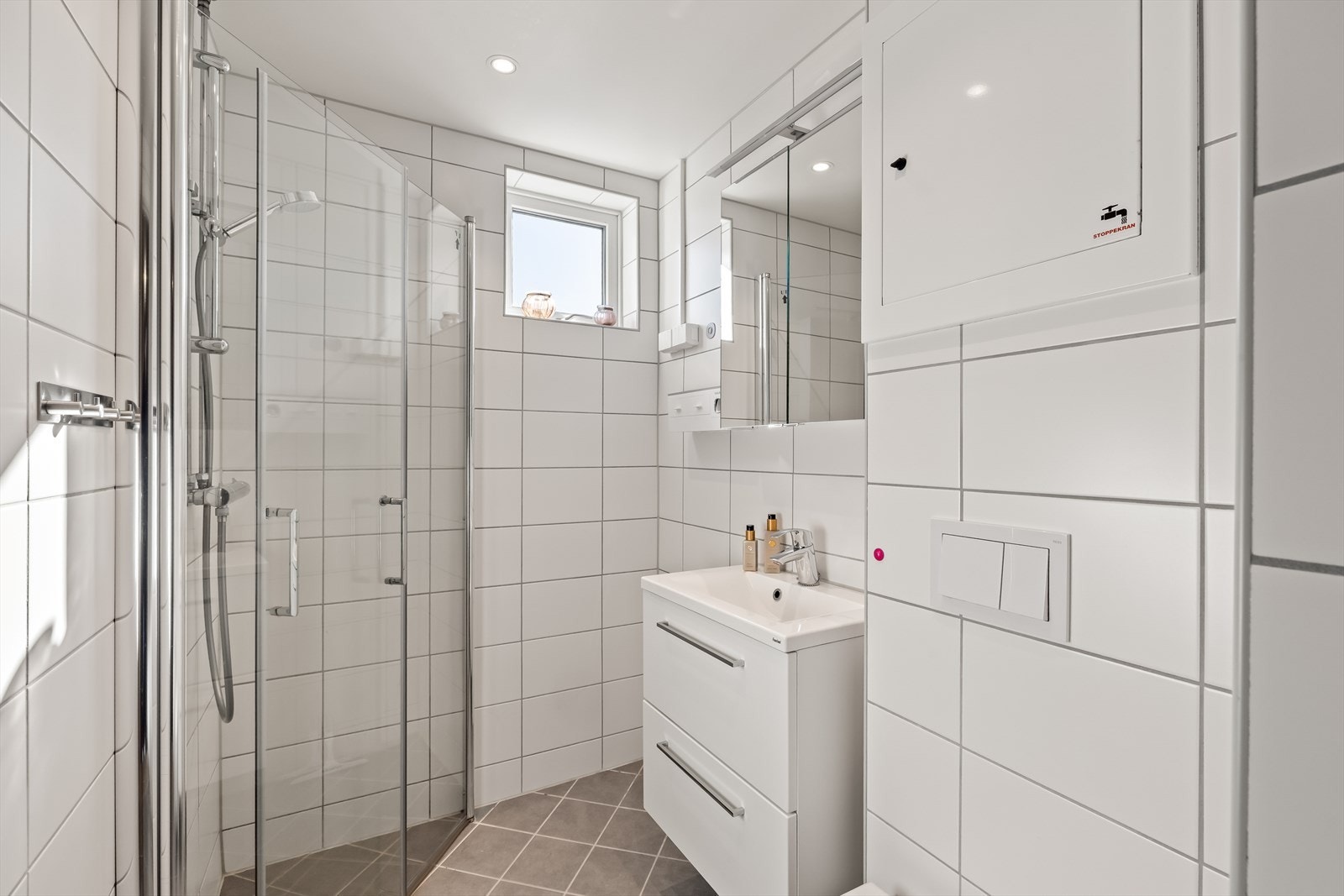 Lekkert bad med downlights i tak og varmekabler i gulv. Galleribilde