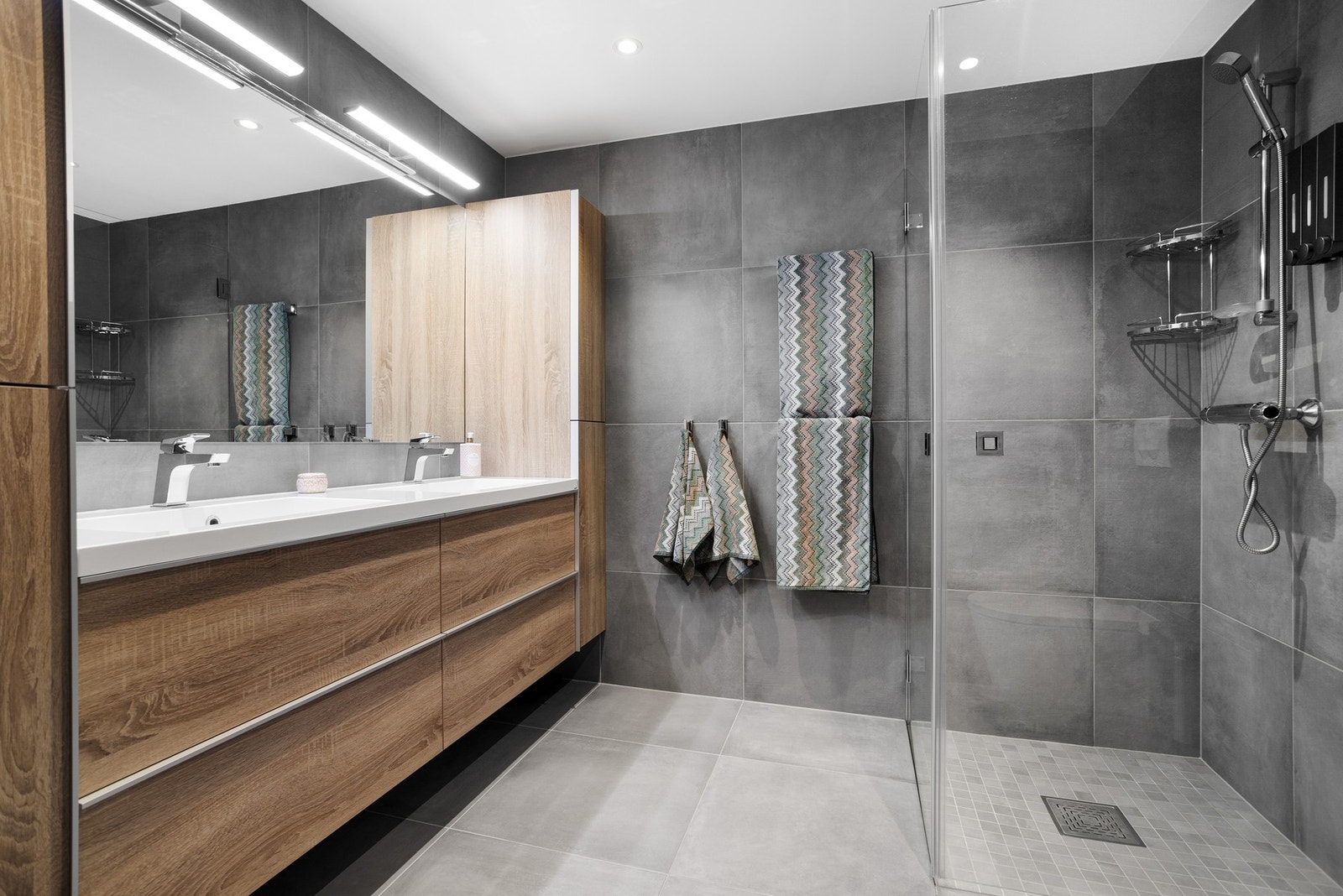 Vegghengt toalett, disjnisje og baderomsinnredning med dobbel servant Galleribilde