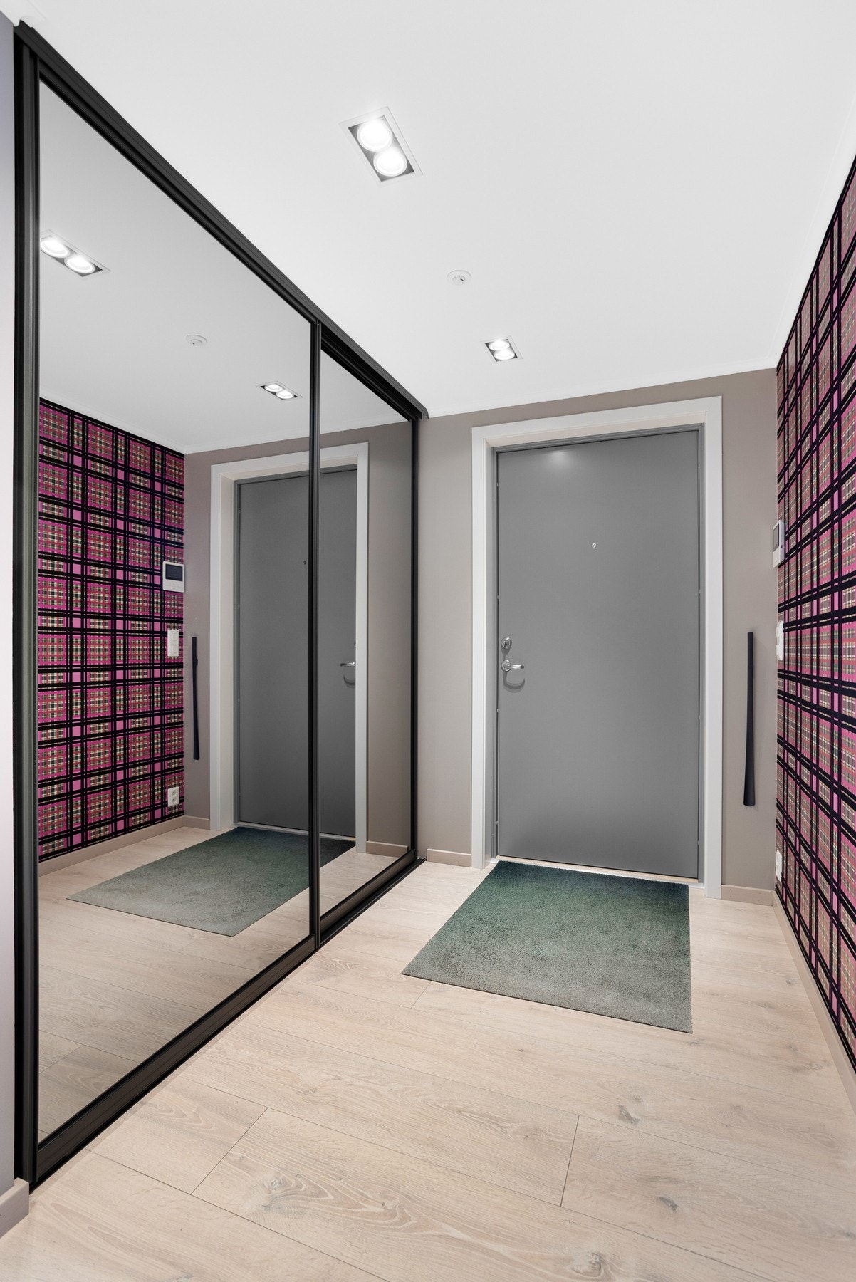 Entrè med skyvedørsgarderobe Galleribilde