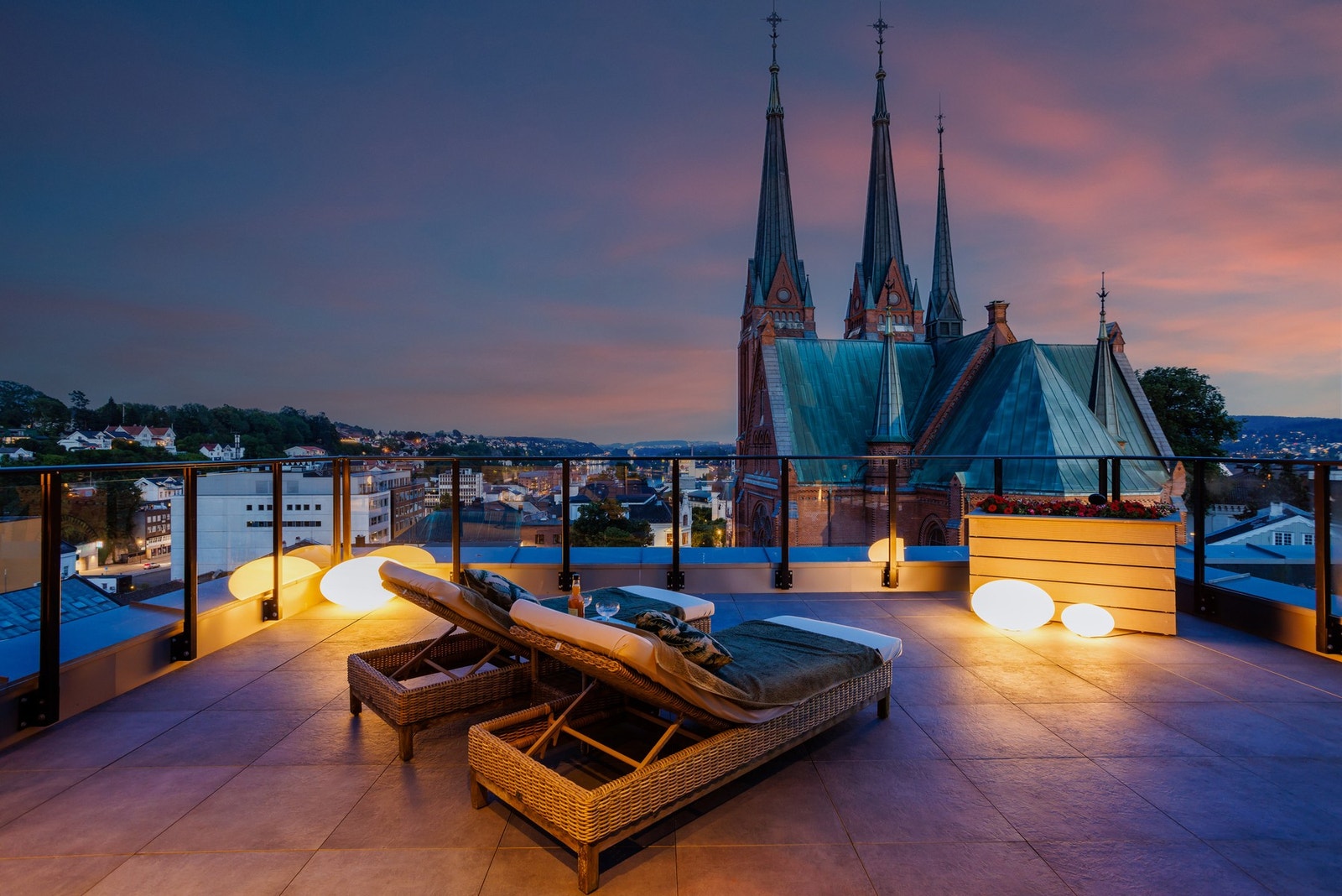 Fantastisk utsikt mot byen og vannspeilet i byen Galleribilde