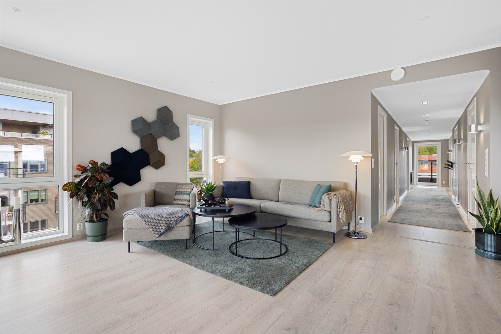 Med mange vindusflater tillater leiligheten godt med naturlig lys Galleribilde