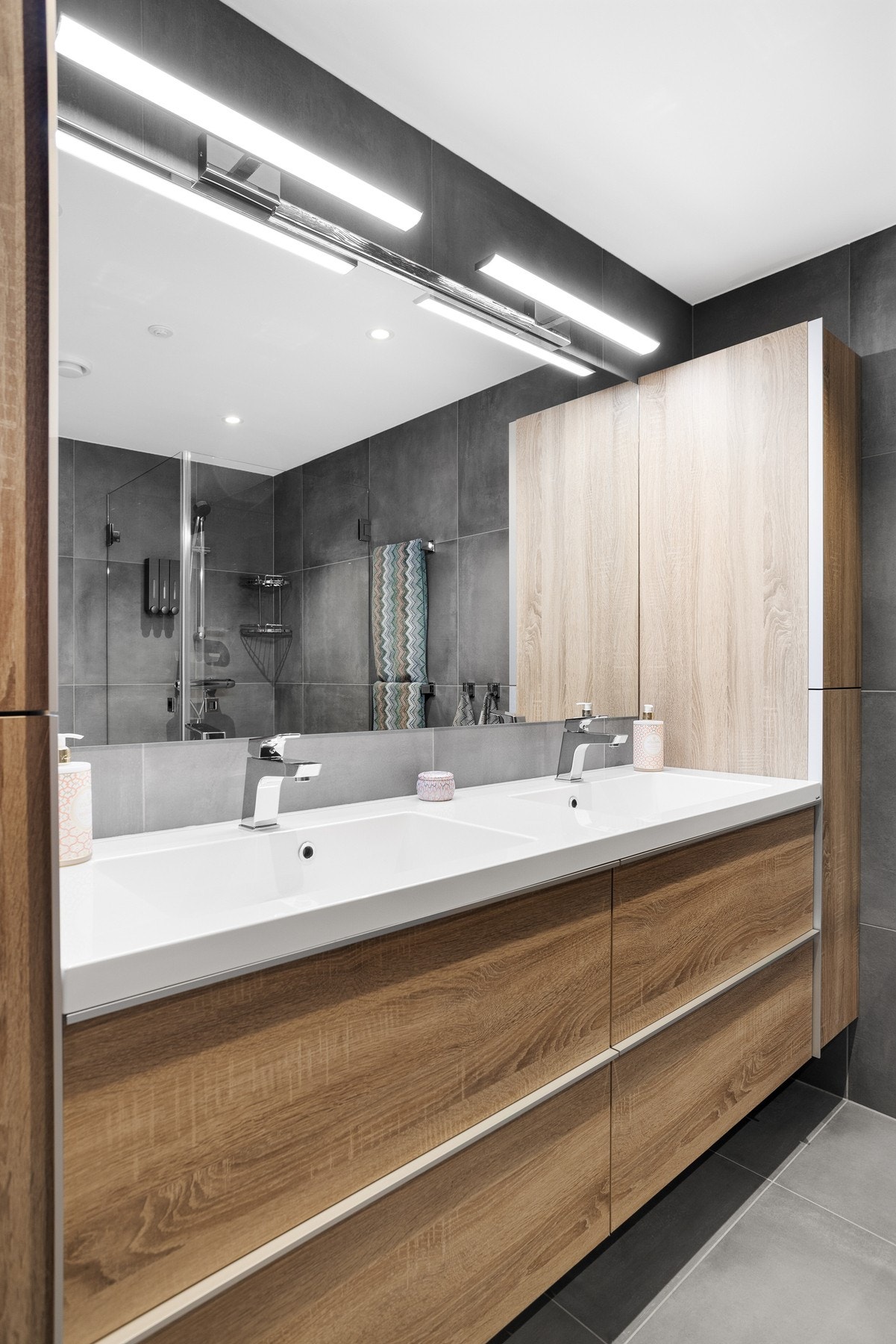 Skuffer og høyskap med speil på vegg Galleribilde