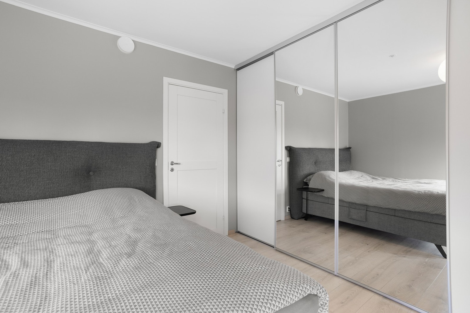 Her er det satt inn romslig skyvedørsgarderobe Galleribilde