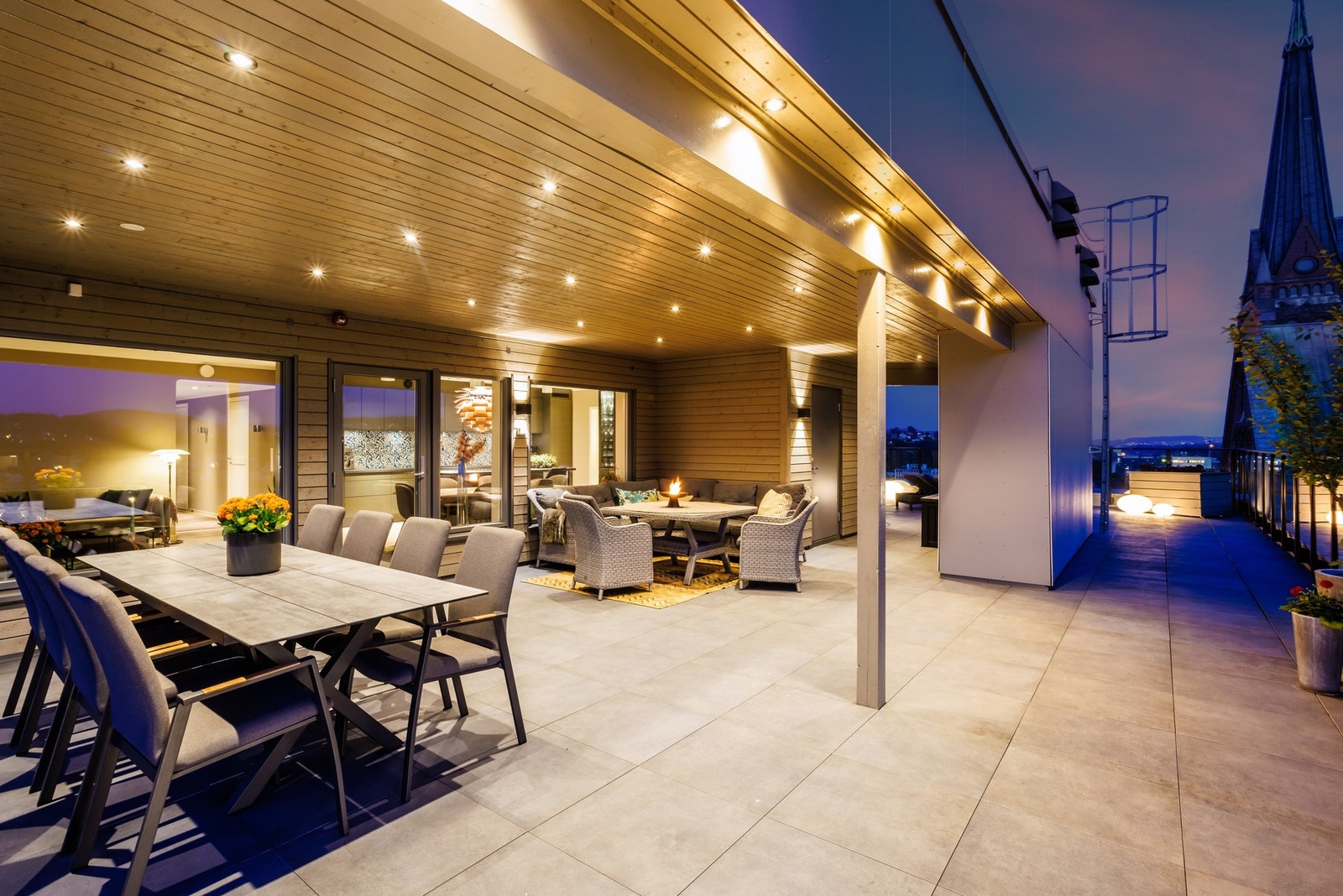 Praktiske boder og stort område under tak Galleribilde