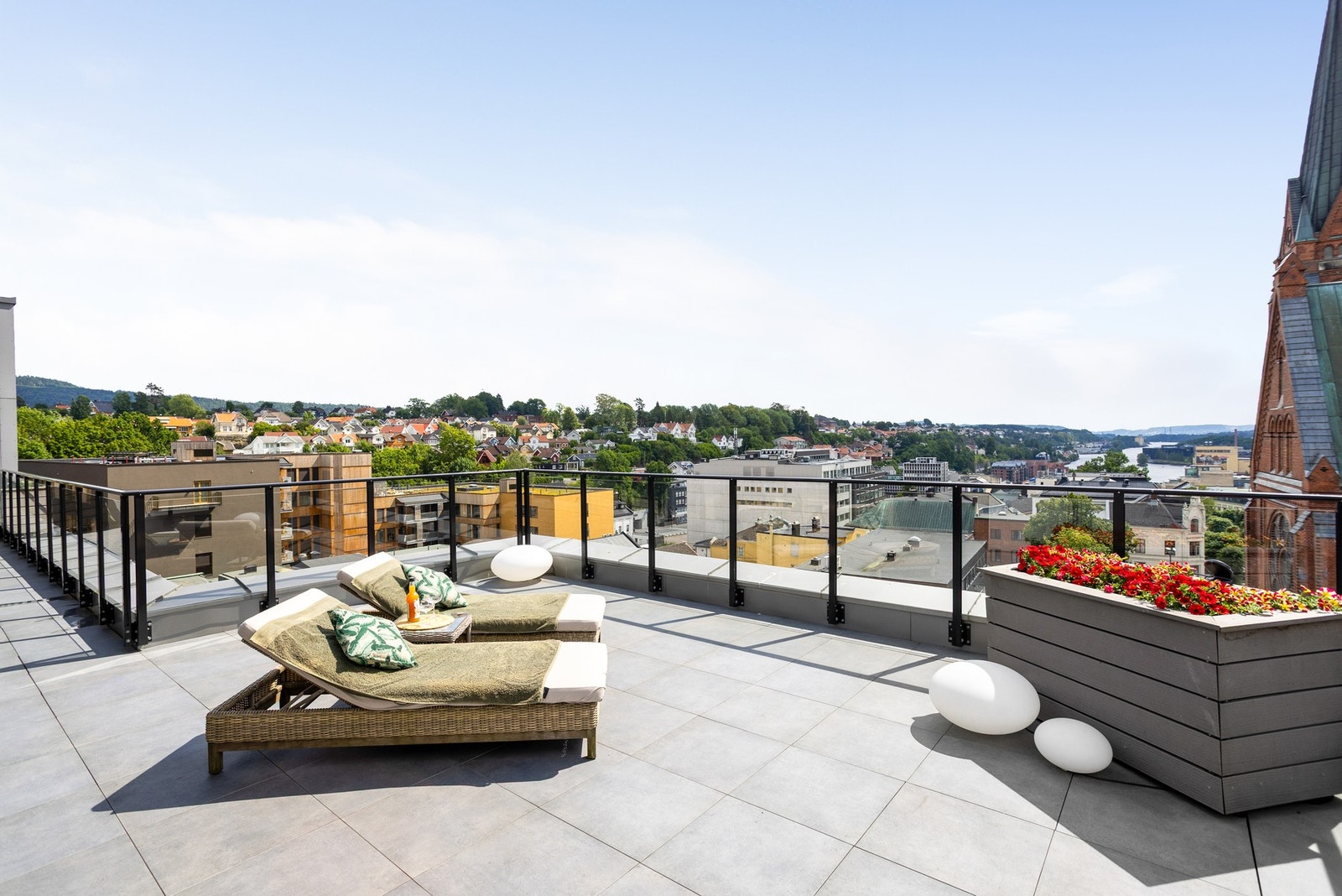 Fantastisk utsikt ned mot vannet og resten av byen Galleribilde