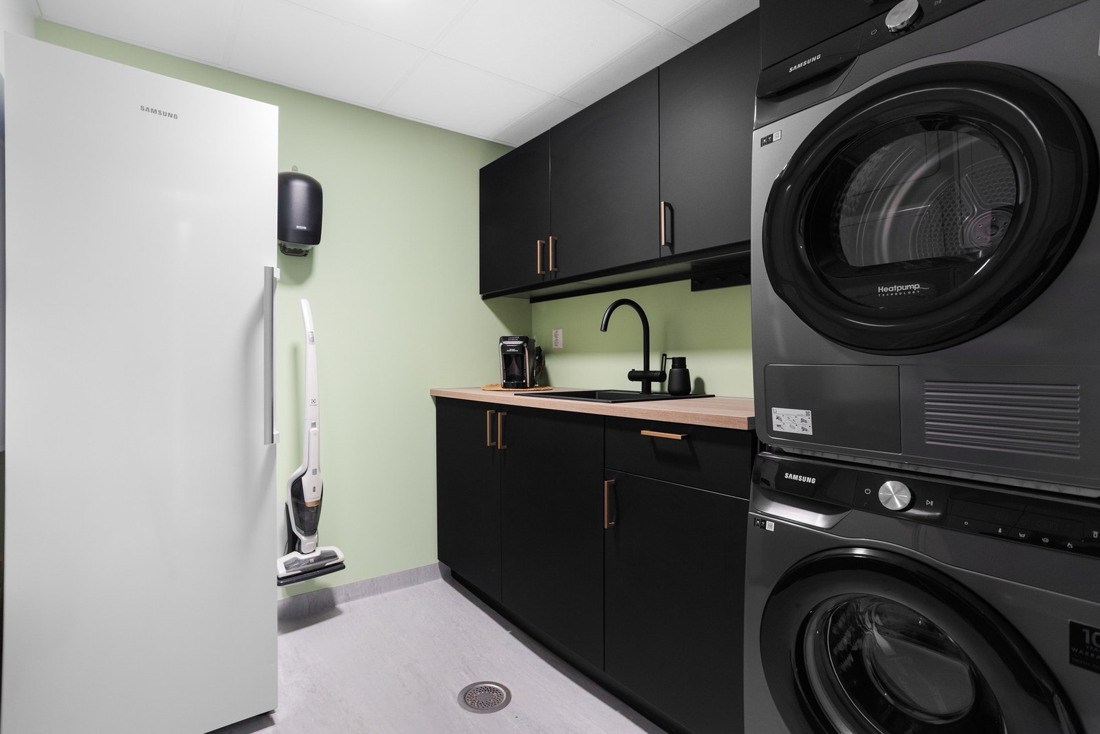 Vaskerom med god plass til vaskemaskin og tørketrommel, godt med plass i over- og underskap Galleribilde