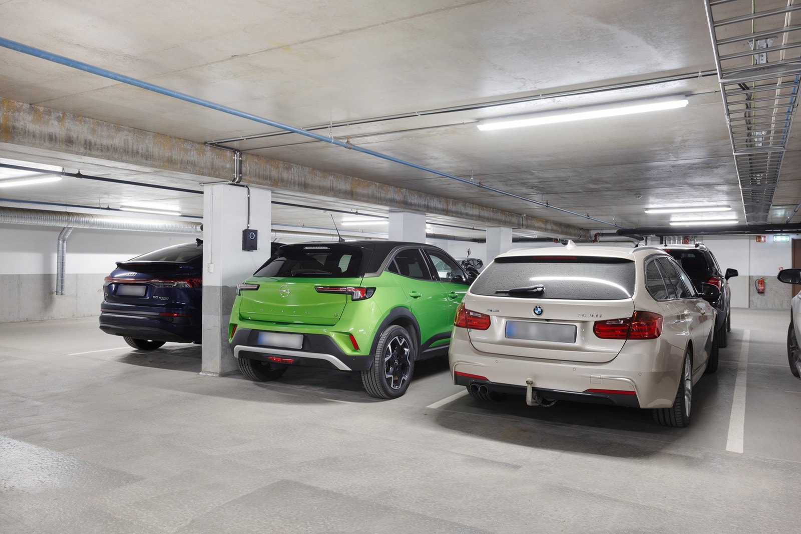 Parkeringskjeller med plass til to biler, her er det installert elbillader Galleribilde