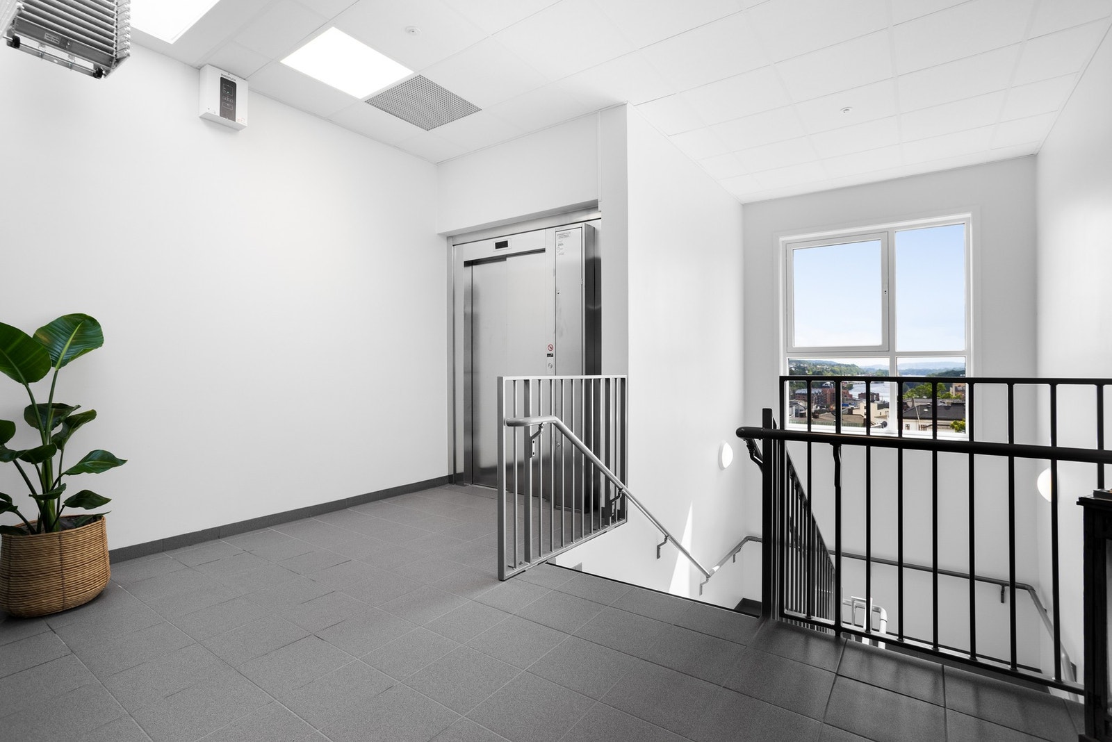 Heis og trapp i bygget Galleribilde
