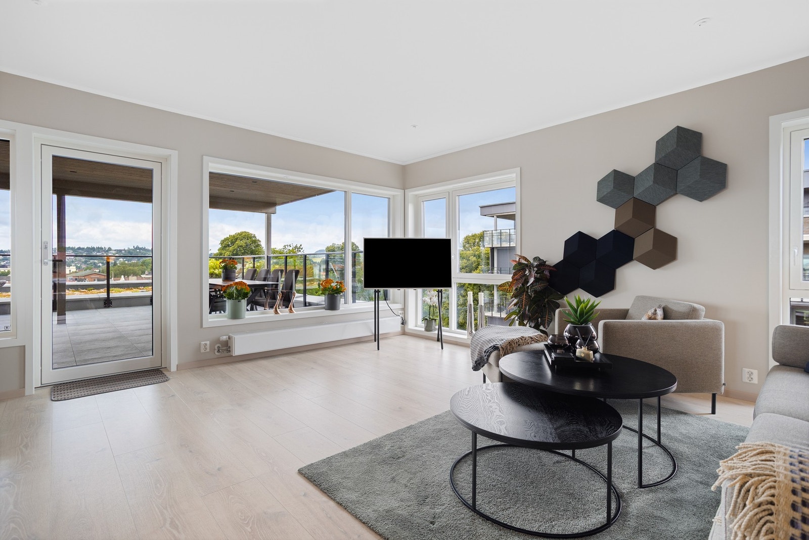 Lys og romslig stue med parkett på gulv Galleribilde