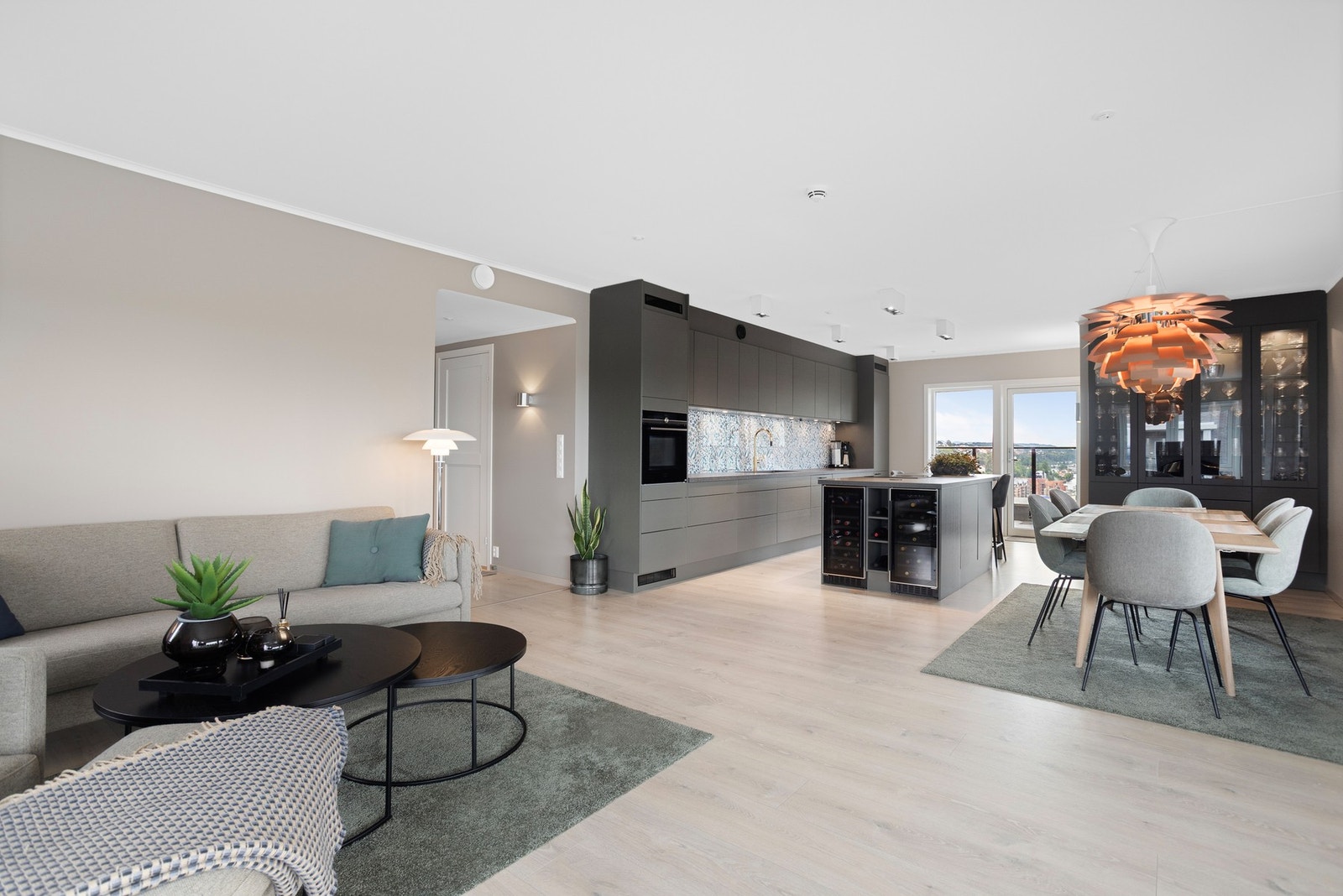 Deilig kjøkken med integrerte hvitevarer Galleribilde