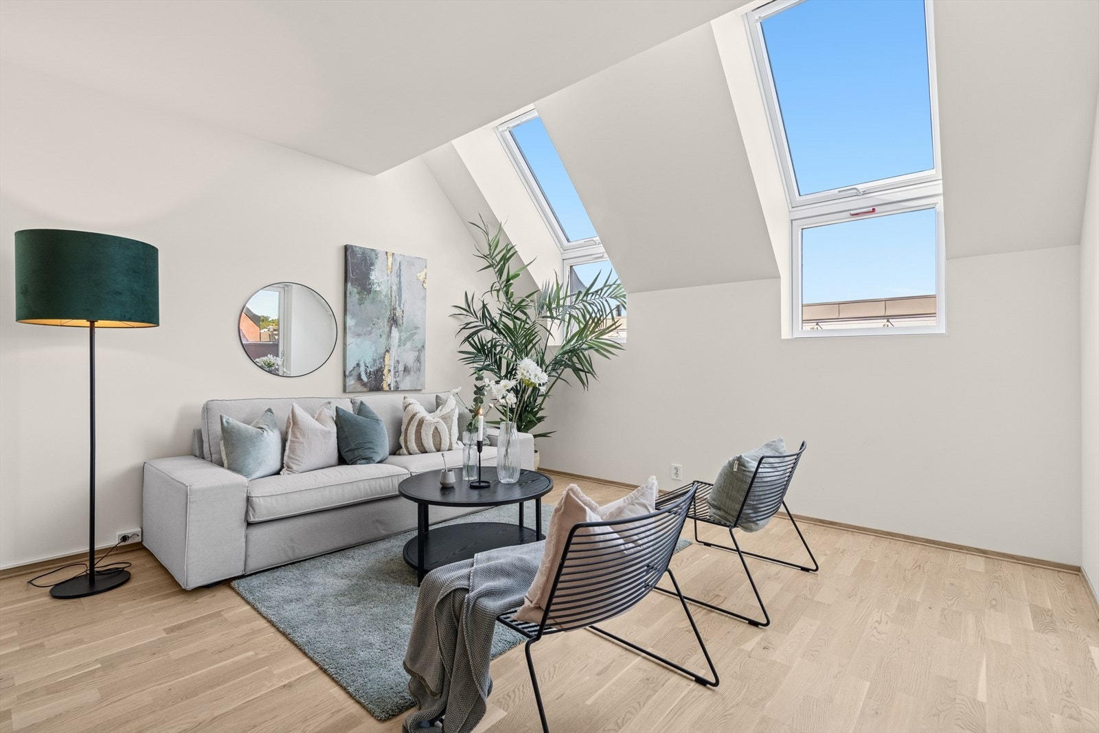 Takvinduene i stuen slipper inn godt med naturlig lys. Galleribilde