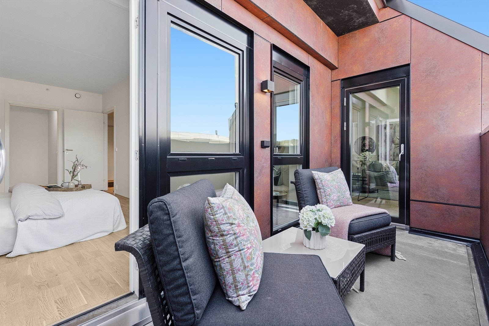 Med god plass til utemøbler er terrassen et flott sted for avslapning i solen. Galleribilde