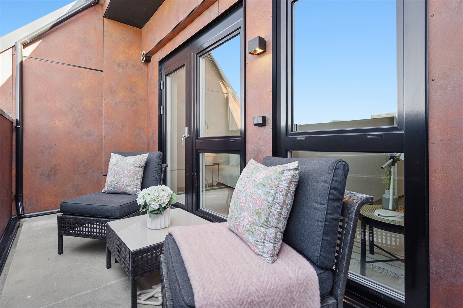 Lun og romslig terrasse. Galleribilde