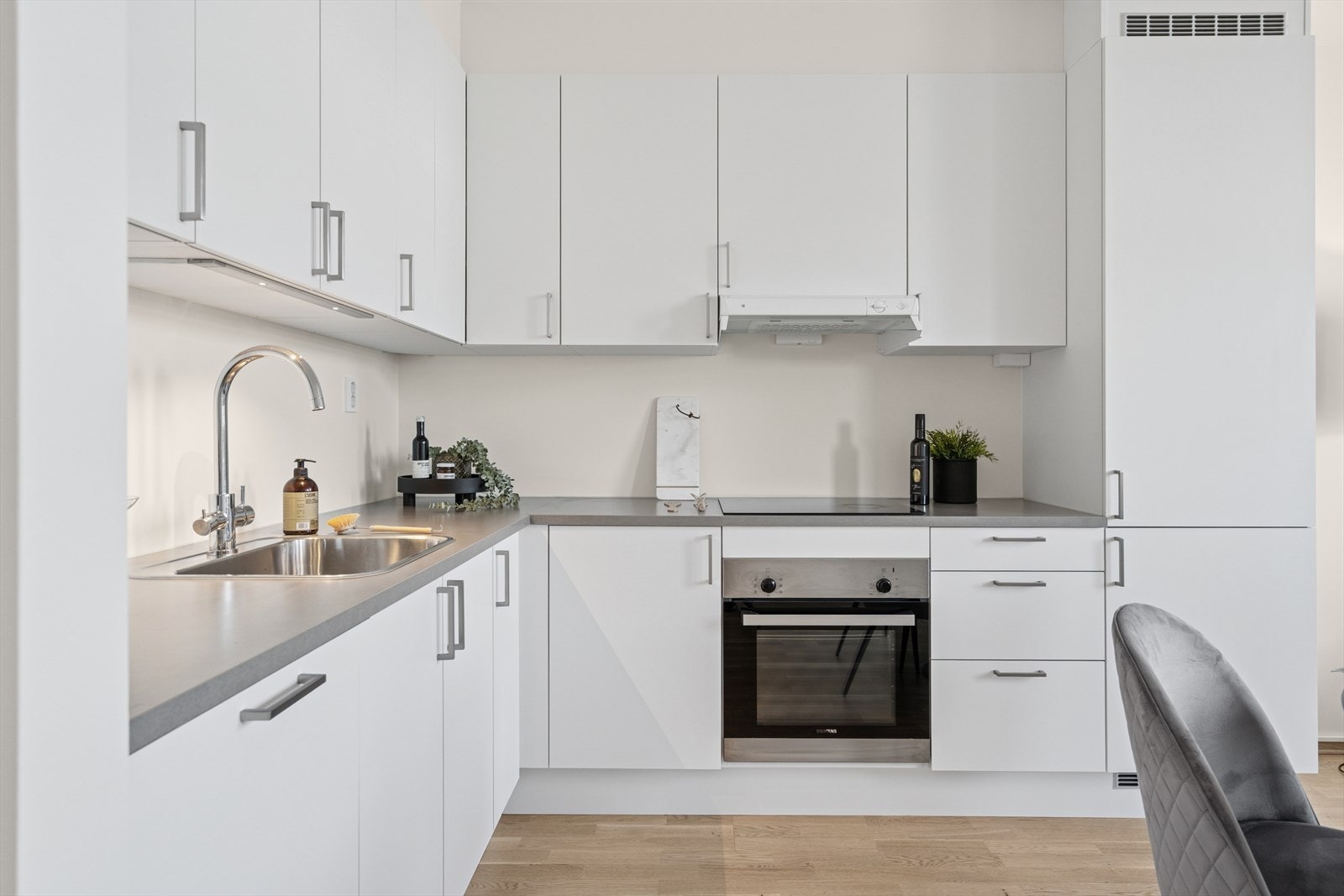 Kjøkkenet har rikelig skapplass og gode benkeplater som gir både praktisk arbeidsområde og god lagringskapasitet. Galleribilde