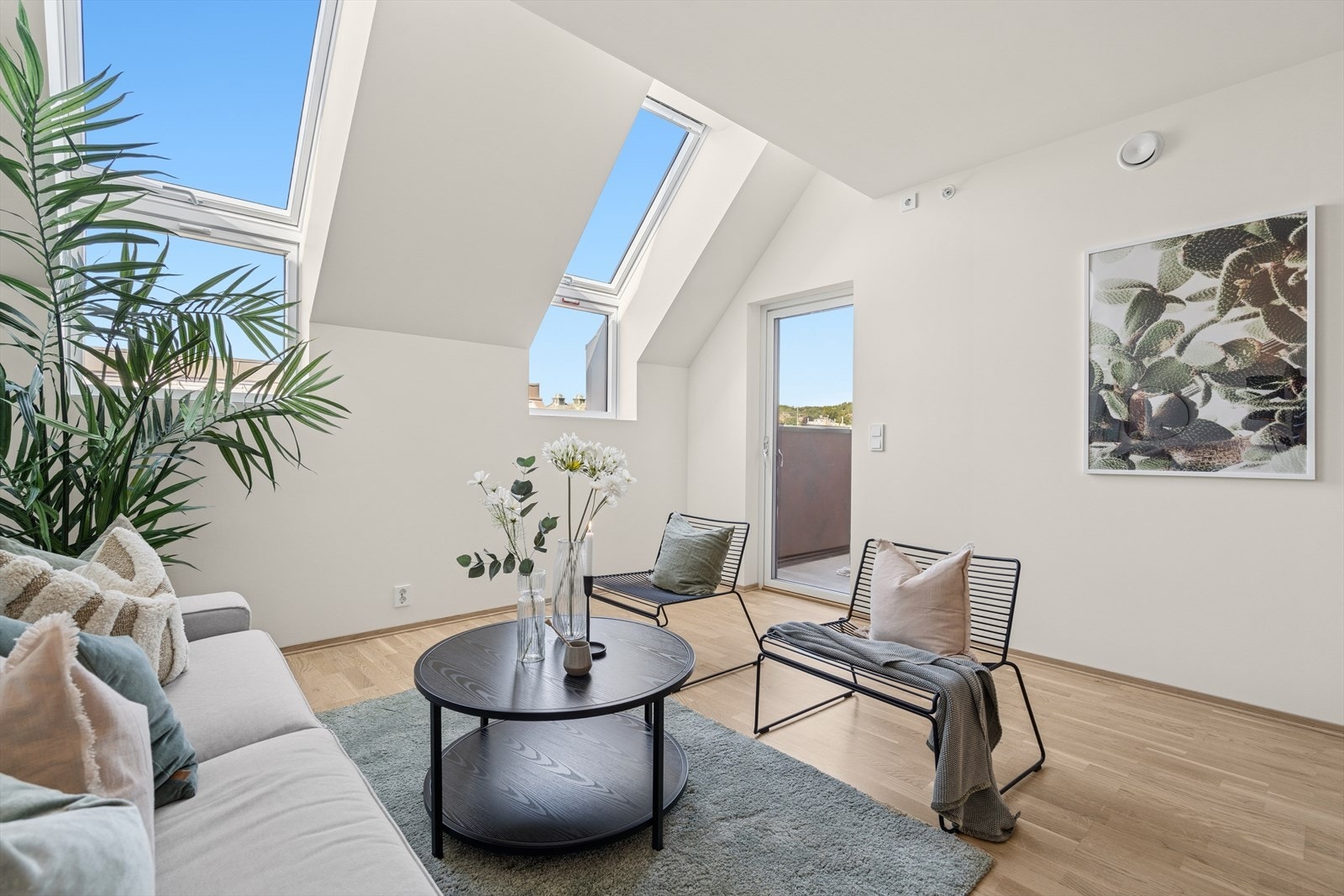 Sofagruppen har en fin plassering i stuen. Galleribilde