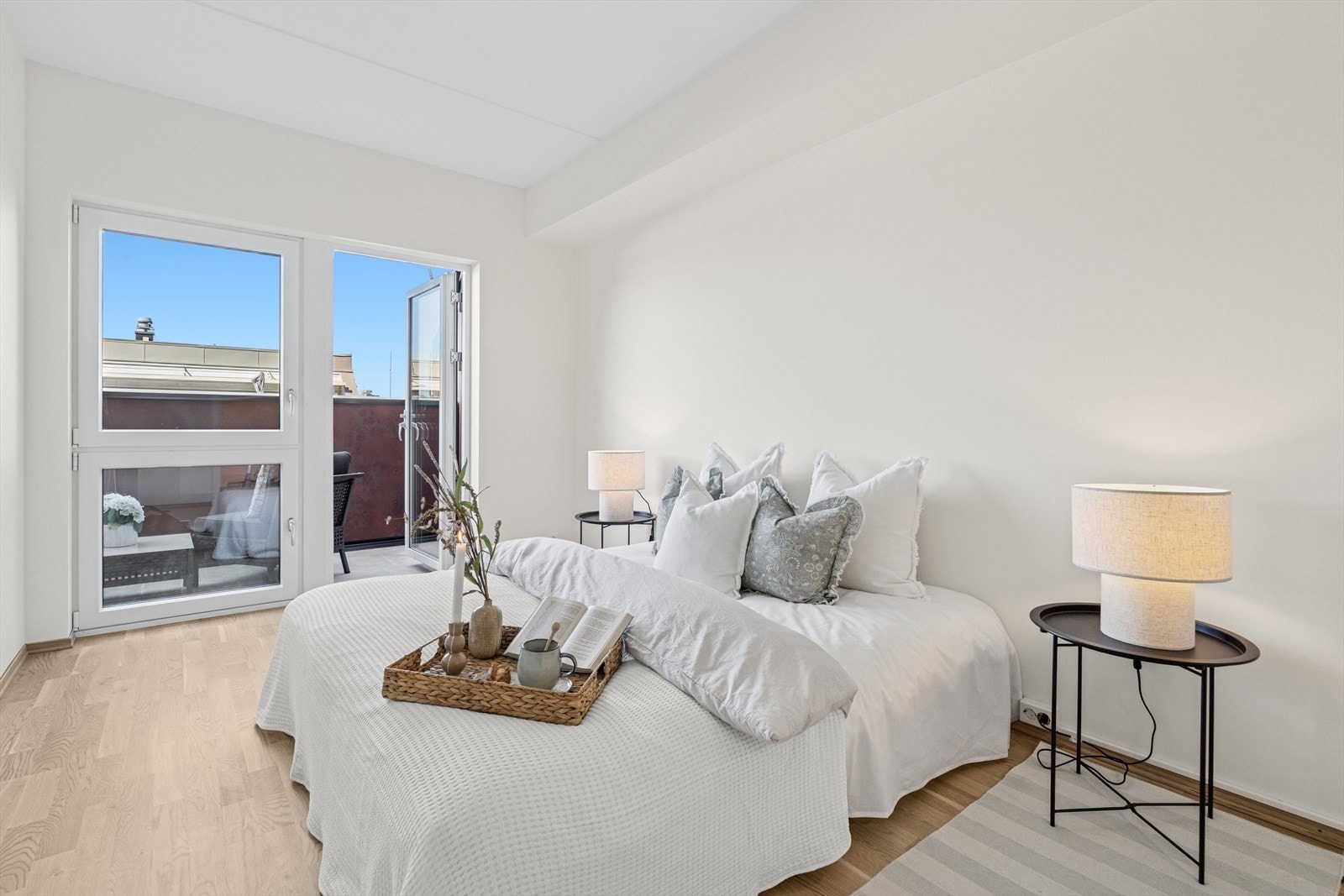 Hovedsoverommet er av god størrelse med plass til seng og tilhørende møbler. Galleribilde