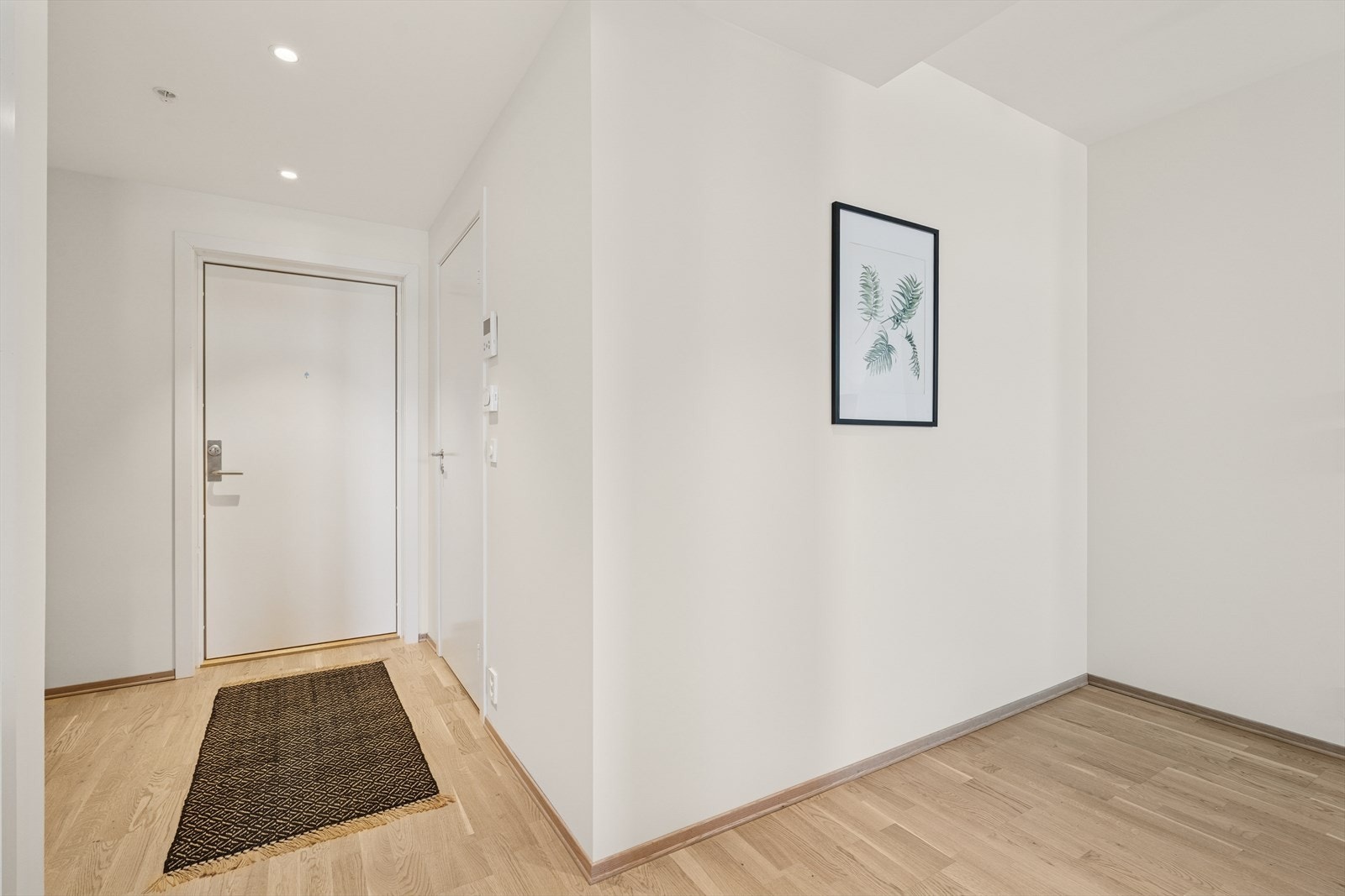 På gulvet i leiligheten er det parkett, og veggflatene er malte. Galleribilde