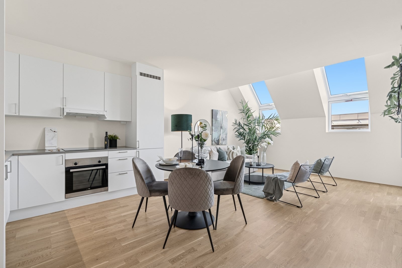 Sofagruppen har en fin plassering ved kjøkkenet. Galleribilde