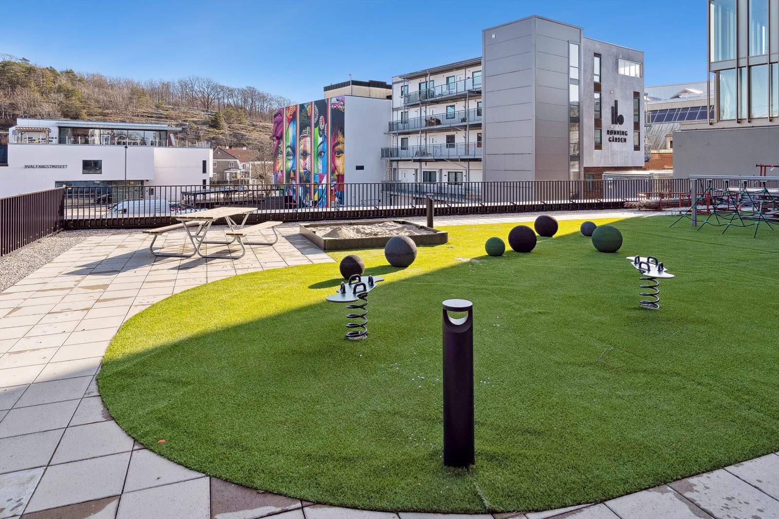 Her er det fint å treffe naboen for en kaffe eller ta med seg venner og familie ute. Galleribilde