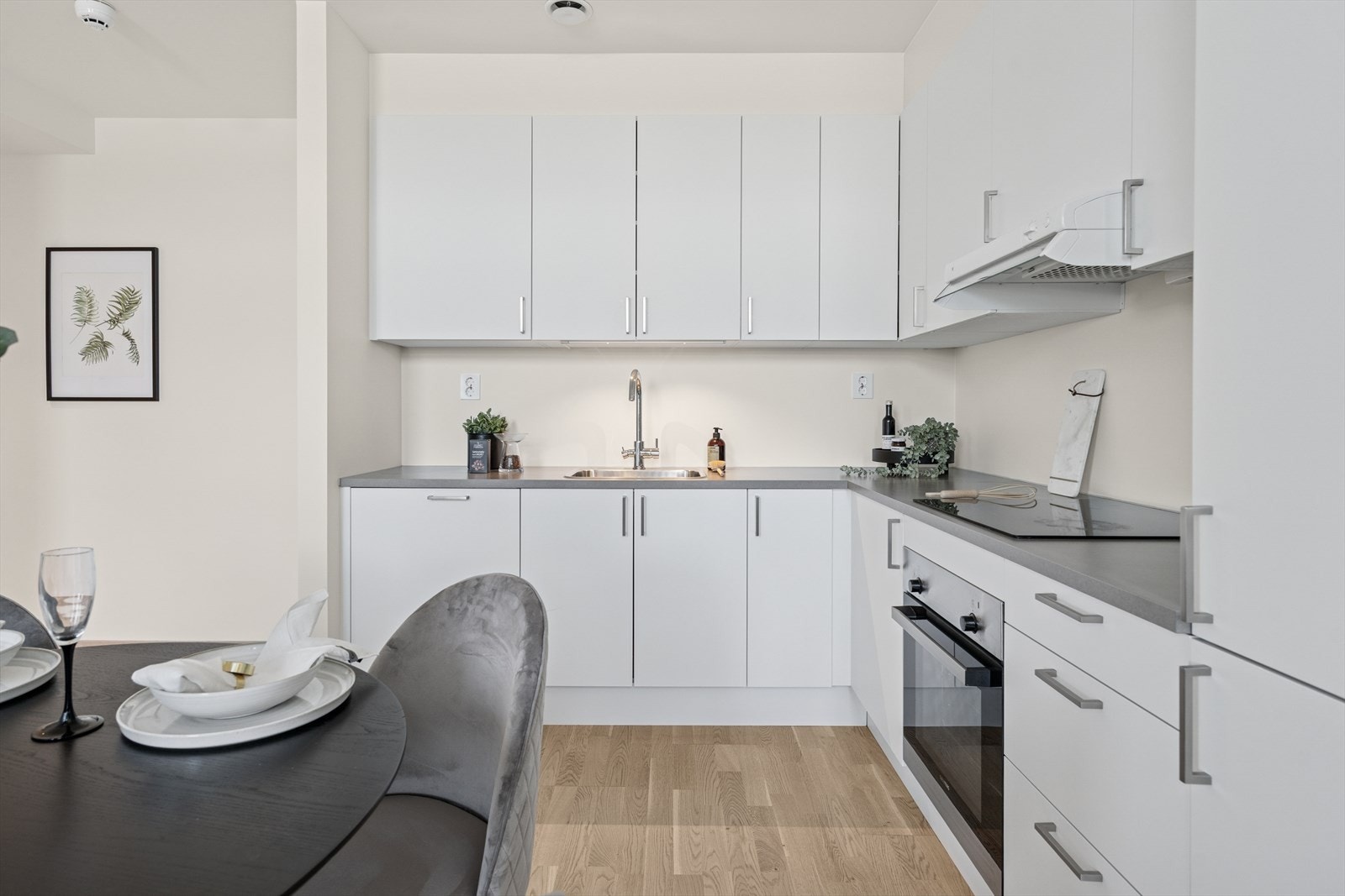 Innredning med slette trefiberfronter og benkeplate av laminat. Galleribilde