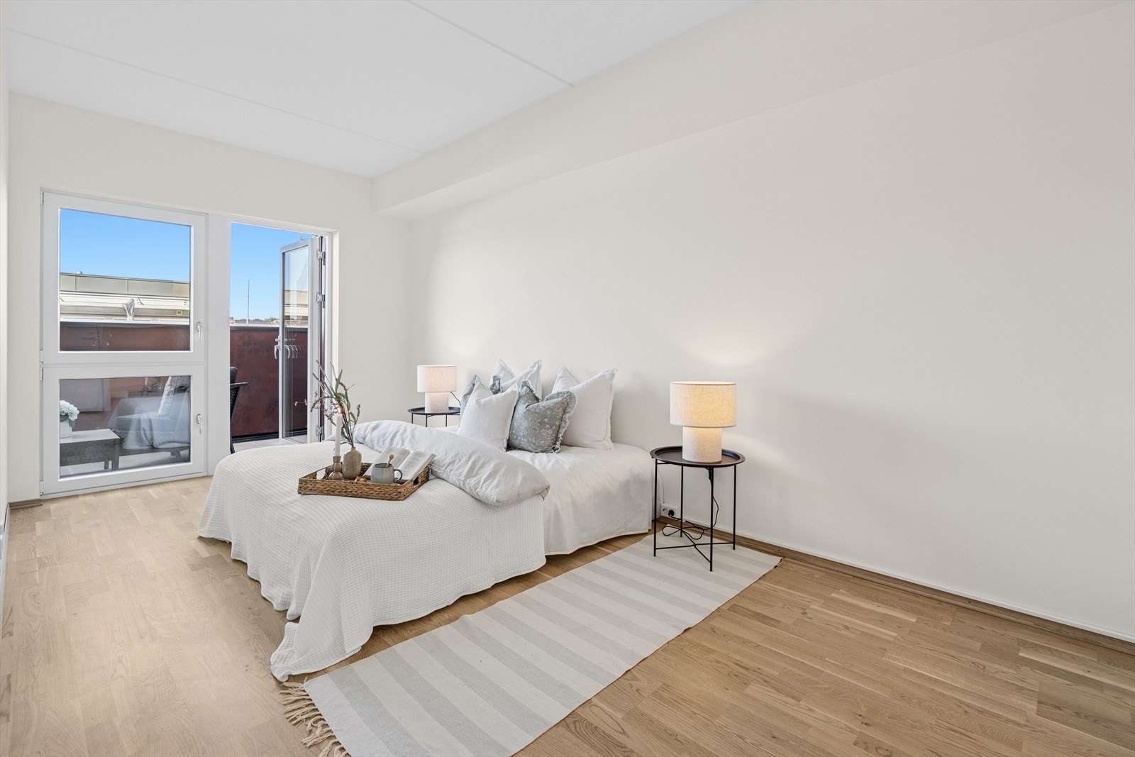 Rommet har videre adkomst til terrassen. Galleribilde