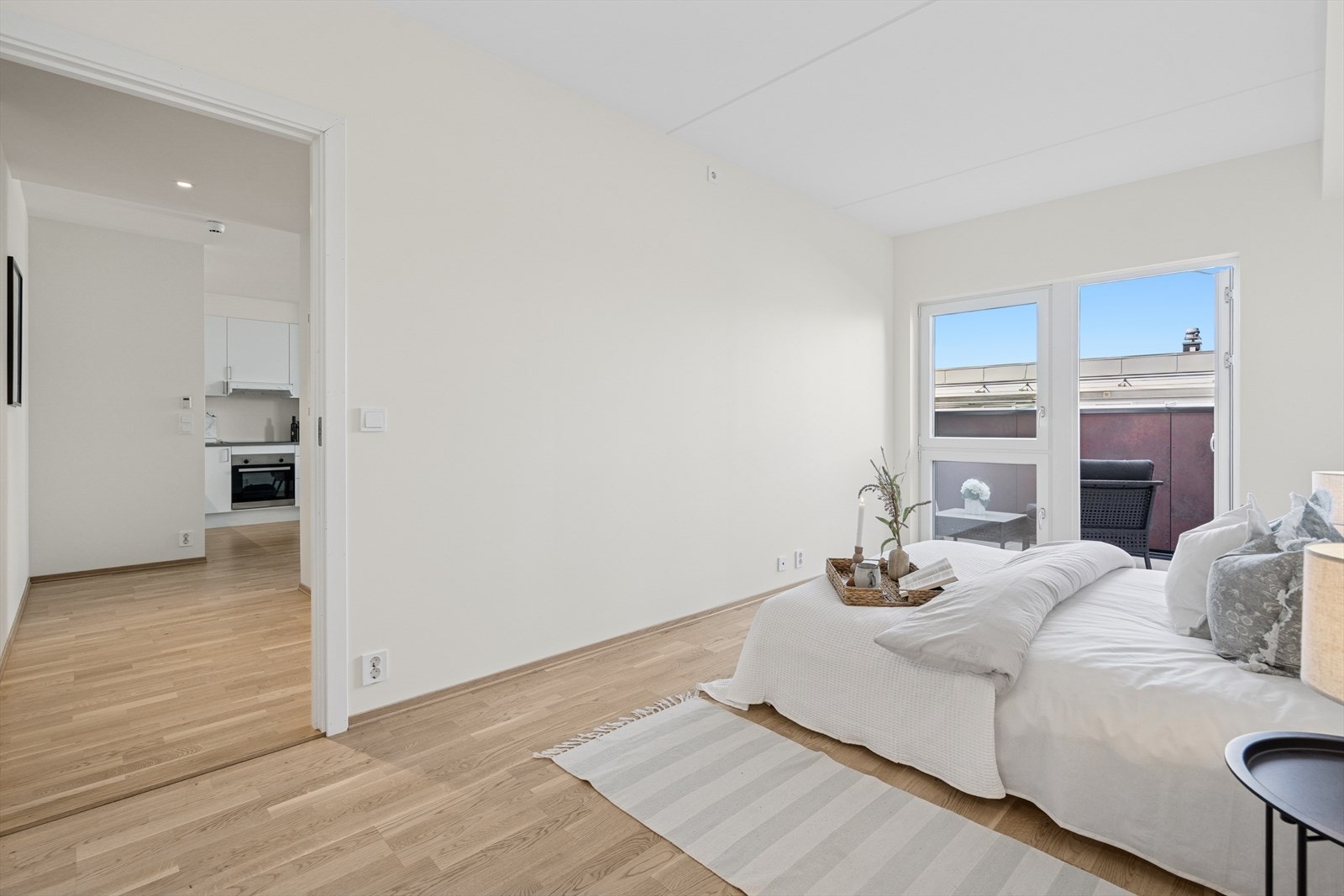 Lyst og luftig soverom med adkomst fra gangen. Galleribilde