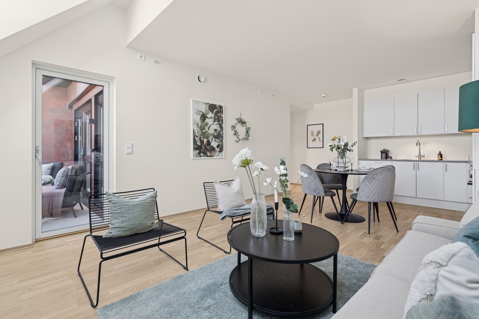 Fra stuen er det videre adkomst til en vestvendt terrasse. Galleribilde