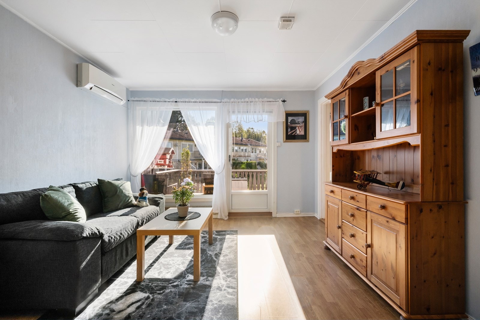 Utgang til romslig terrasse. Galleribilde