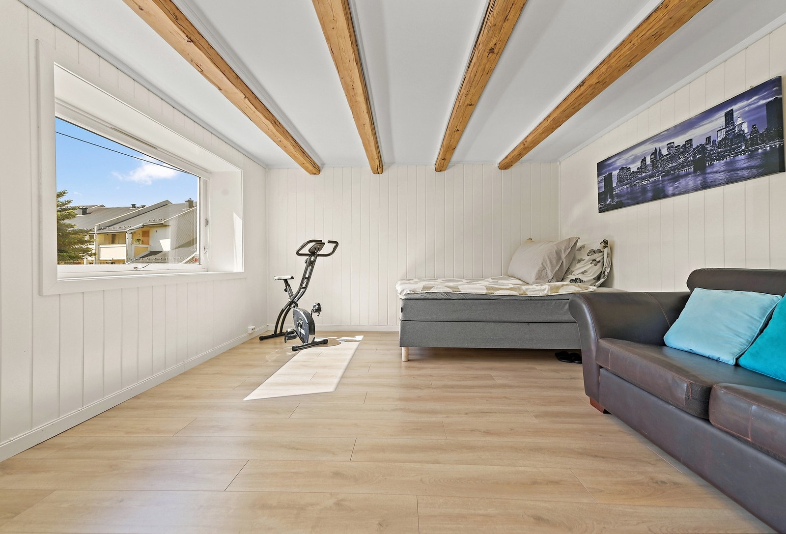 De største soverommene ligger i underetasjen, mens de øverste rommene er perfekte som barnerom, gjesterom eller hjemmekontor. Galleribilde