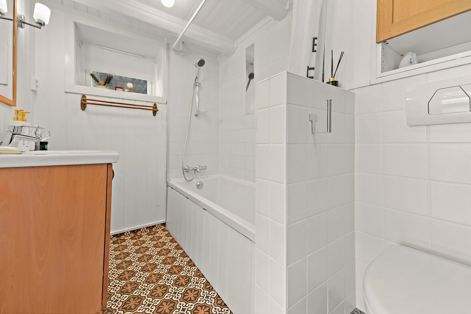 I første etasje finner du et lyst og praktisk bad med badekar, servantskap, speil og vegghengt wc. Galleribilde