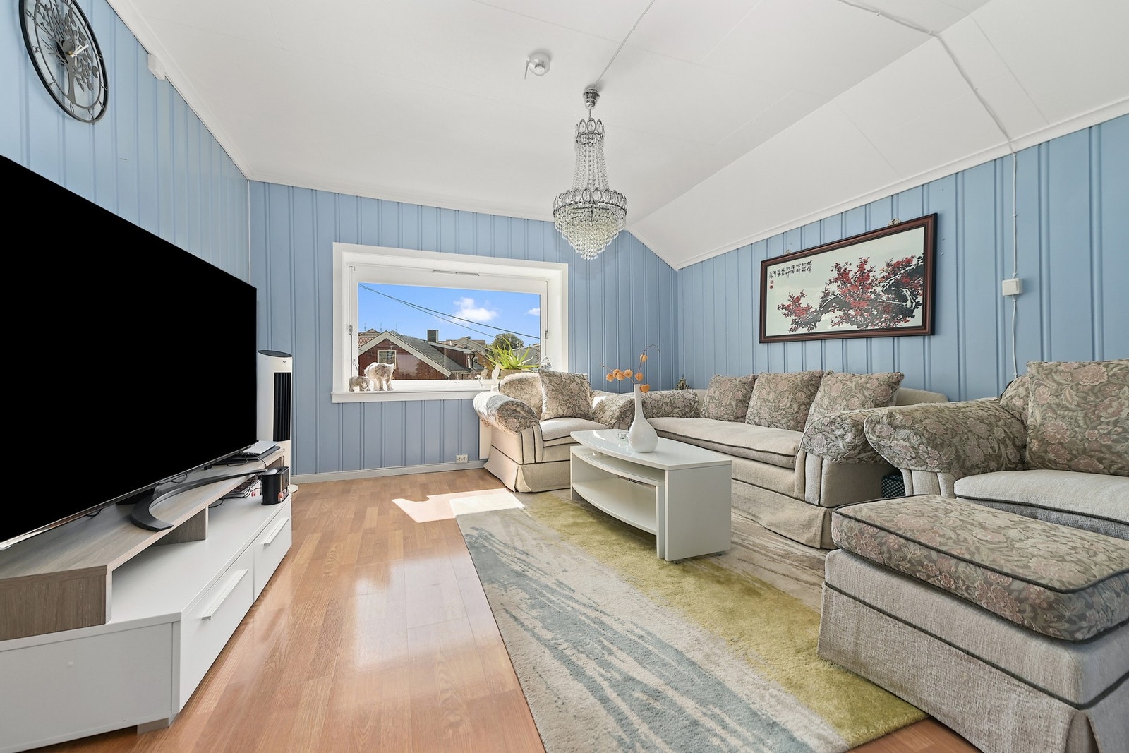 Boligen kombinerer klassisk sjel med praktiske løsninger, og ute venter flere solrike soner hvor du kan nyte både frokostkaffen og lange sommerkvelder med flott utsikt. Galleribilde