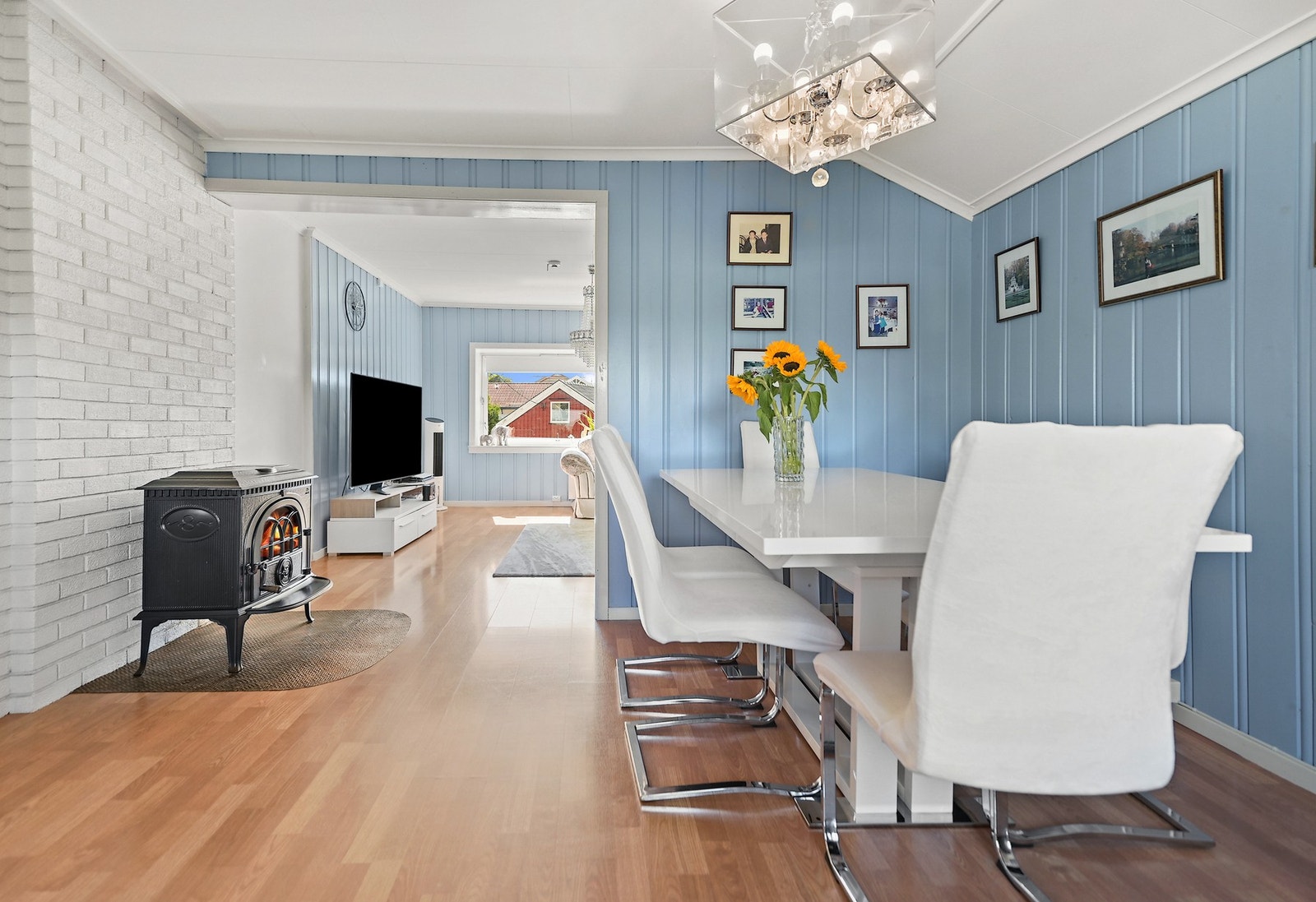 Store vindusflater slipper inn rikelig med dagslys, og den åpne løsningen mot kjøkkenet gir en sosial og god romfølelse. Galleribilde