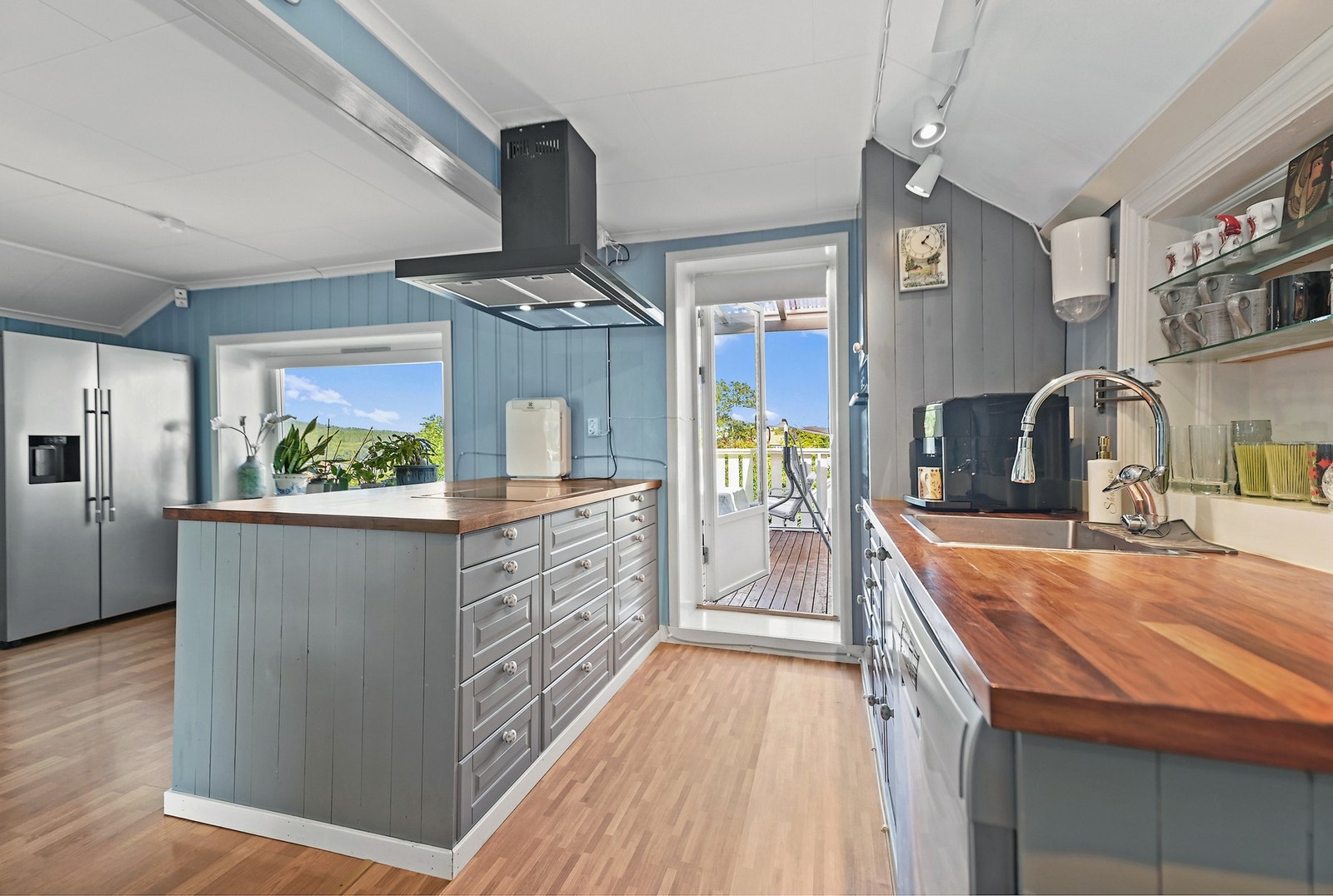 Det er kjøkkenventilator med kullfilter. Galleribilde