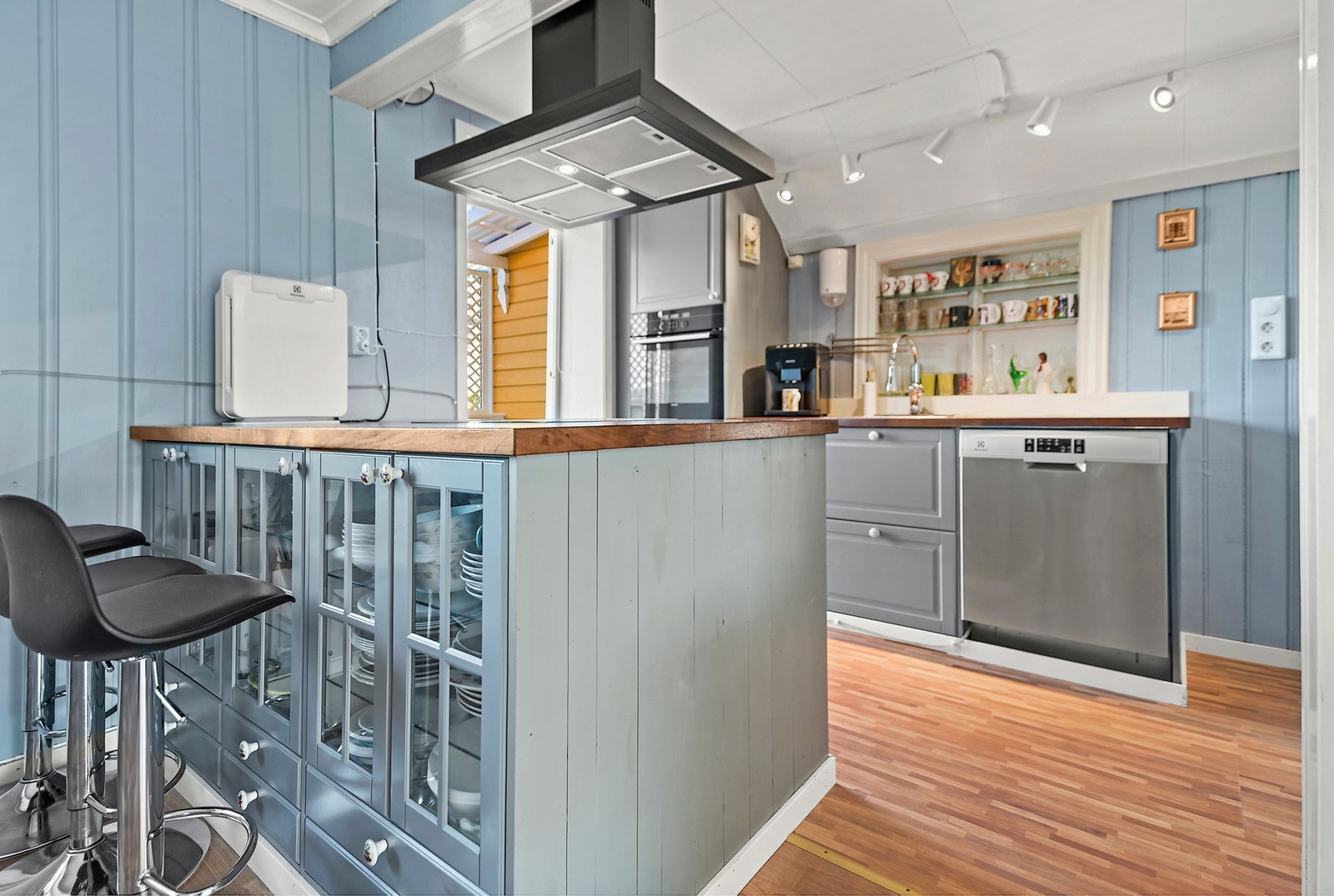 Rommet er innredet med profilerte fronter og heltre benkeplate. Galleribilde