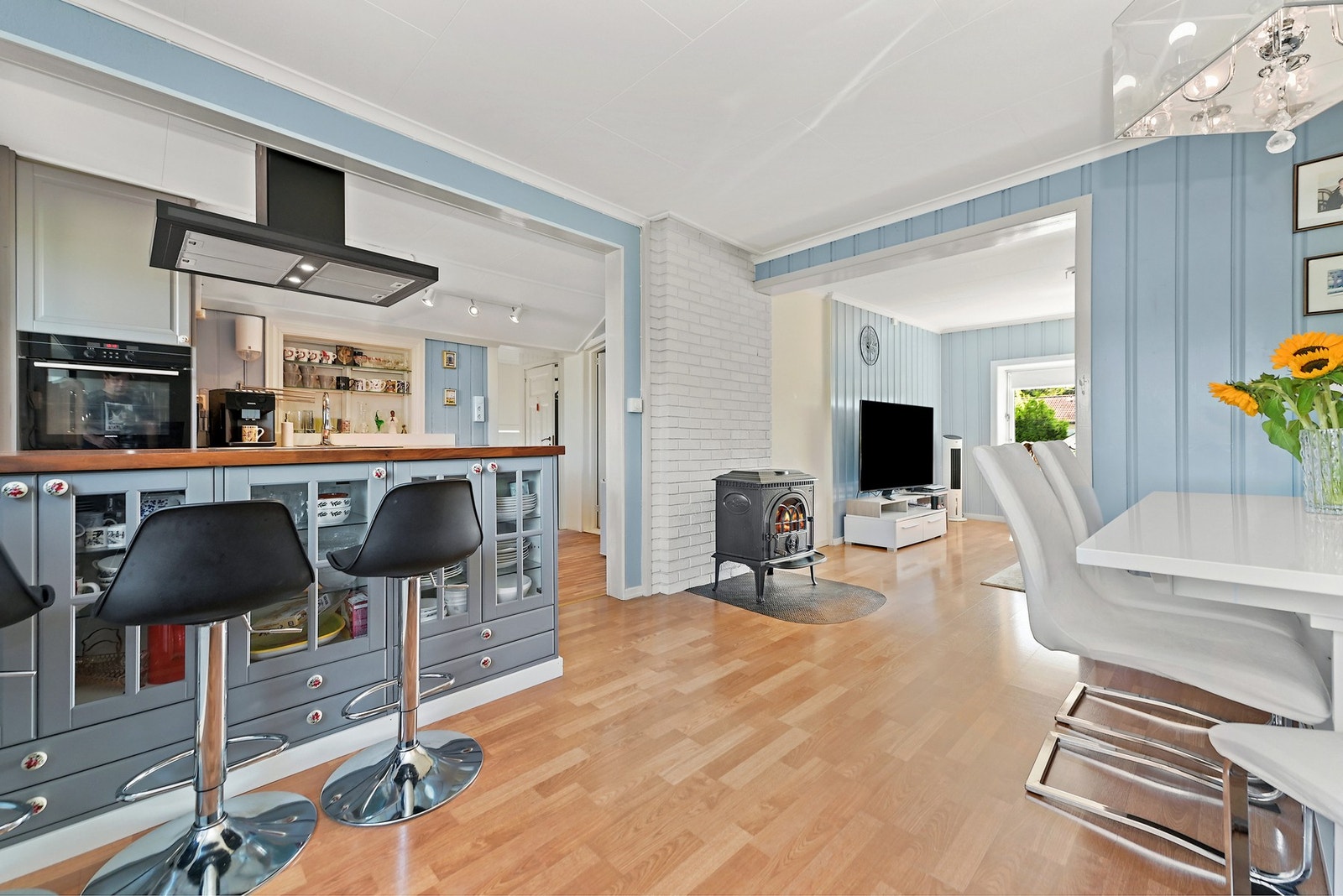 Dette er et arbeidsvennlig rom med gode løsninger og en naturlig samlingsplass for små og store måltider. Galleribilde