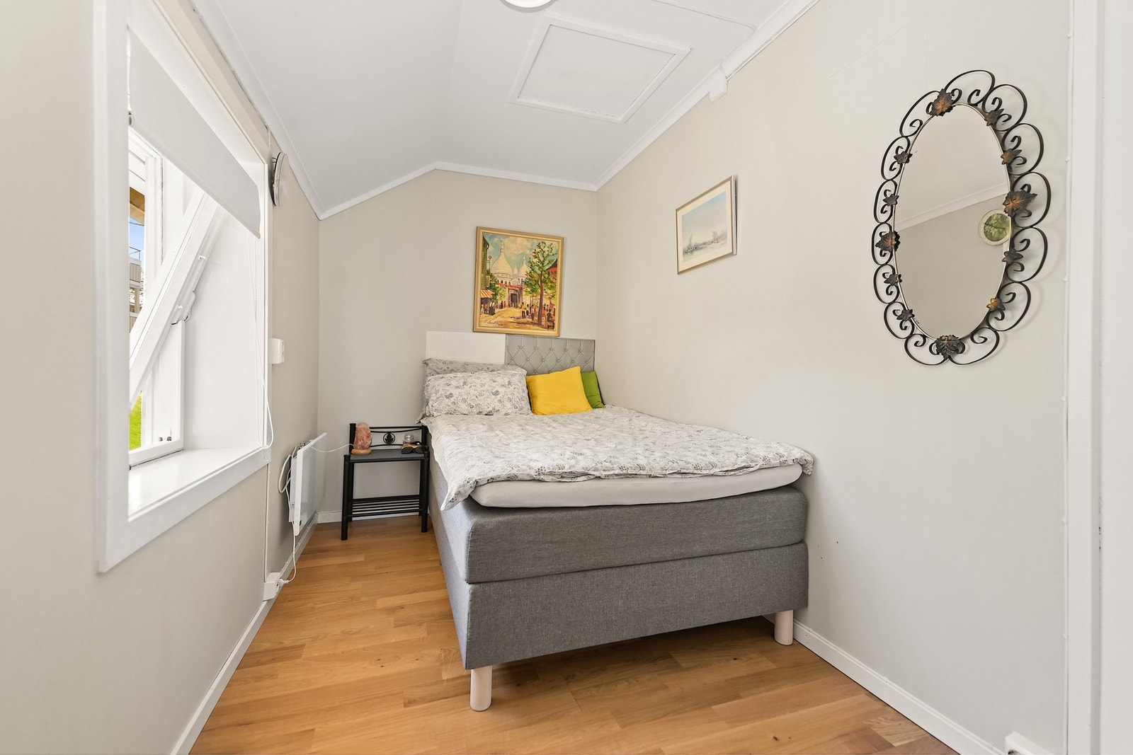 Boligen byr på fire soverom fordelt på to plan - to i første etasje og to i andre etasje. Galleribilde