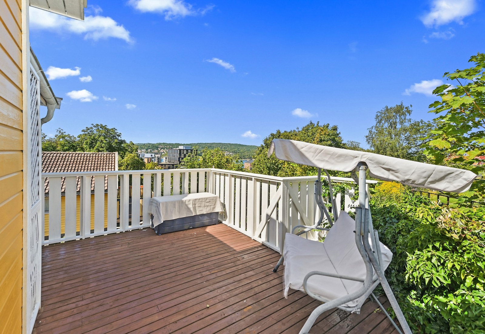 Fra stuen er det utgang til en romslig terrasse på hele 40 m², som på sommerstid blir et forlengelse av boligen - perfekt for grilling, hyggelige middager eller avslapning i kveldssolen. Galleribilde