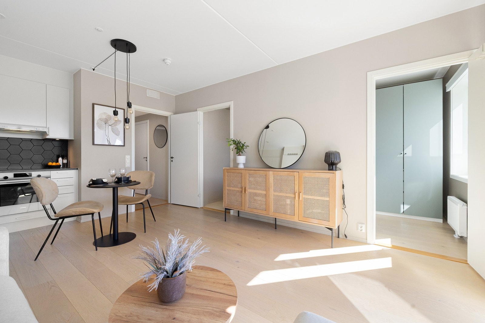 Ved vinduene er det god plass til en komfortabel sofagruppe med tv-benk og stuebord, mens sonen foran kjøkkeninnredningen passer utmerket til et spisebord. Galleribilde