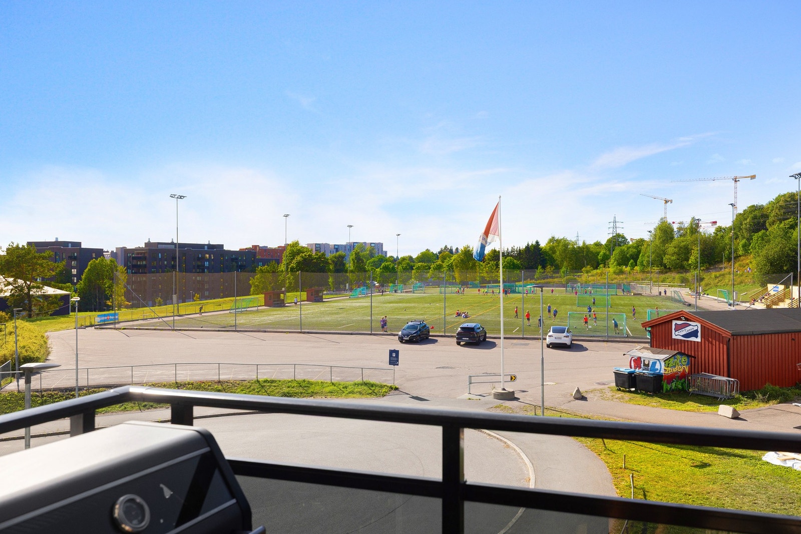 Balkongen har et fint utsyn mot Lørenbanen og byr på gode solforhold utover ettermiddagen og kvelden. Galleribilde