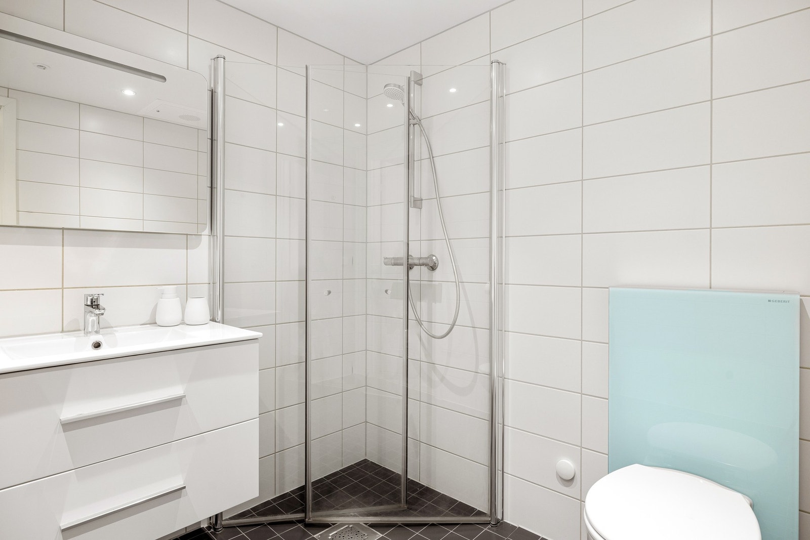 Badet har opplegg for vaskemaskin, og det er også muligheter for etablering av en vaskesøyle med både vaskemaskin og tørketrommel. Galleribilde