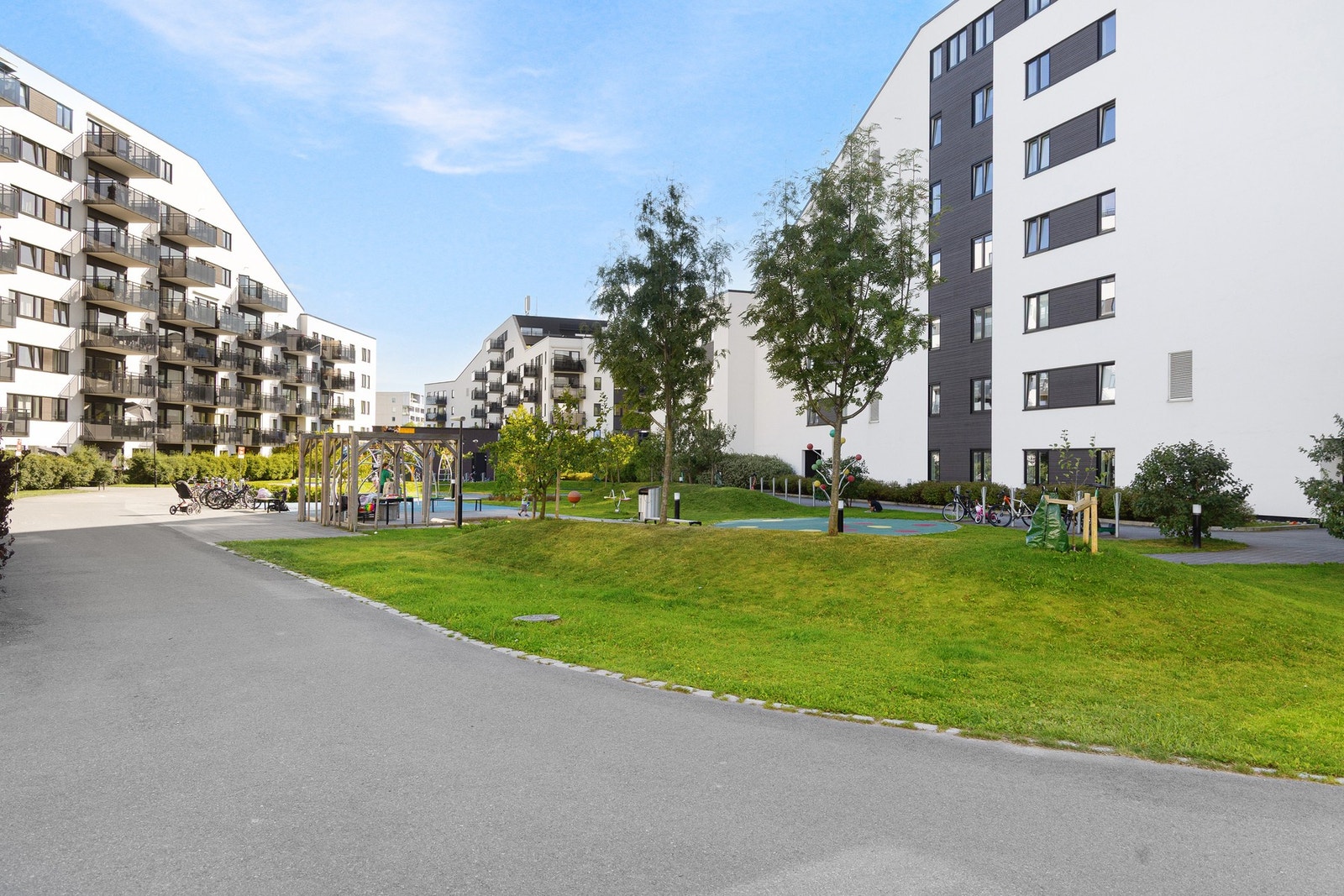Sameiets fellesarealer er pent opparbeidet med lekeplass og flere sittegrupper. Galleribilde