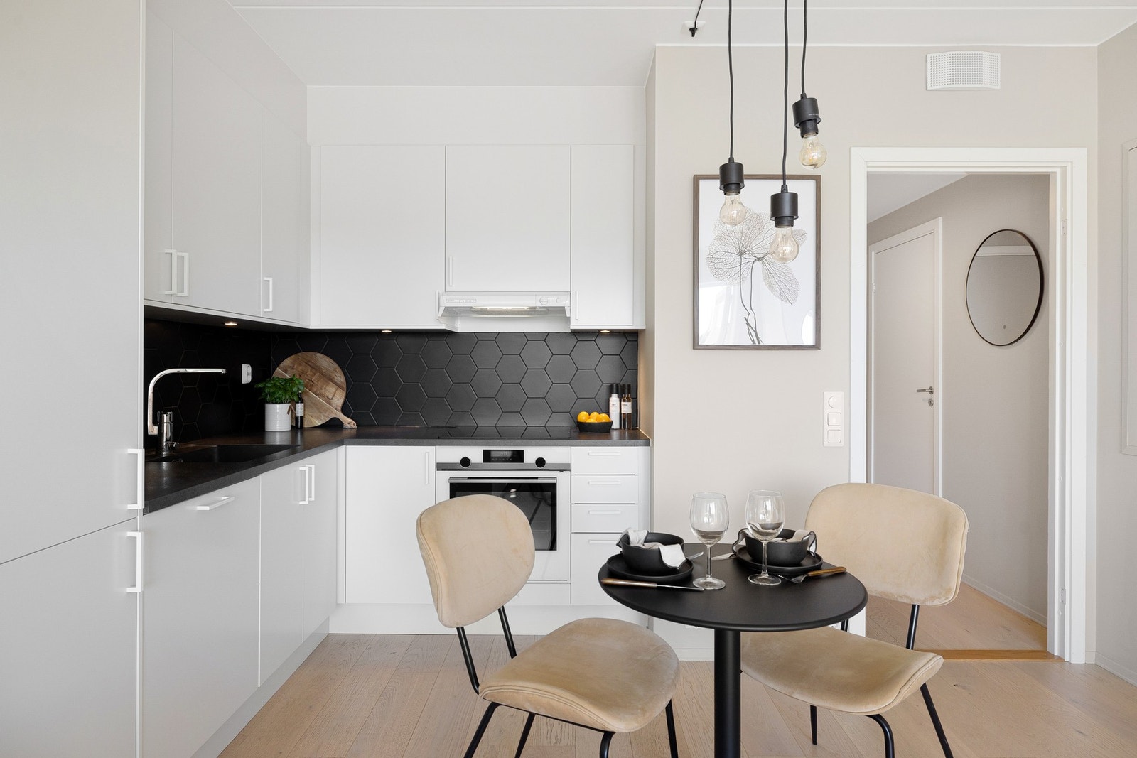 Stuen er perfekt for både hverdag og hyggelige sammenkomster. Galleribilde
