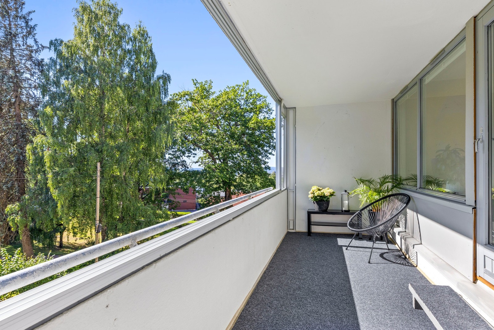 Konstruksjonen består av betongdekke med rekkverk i en kombinasjon av mur, stål og glass Galleribilde
