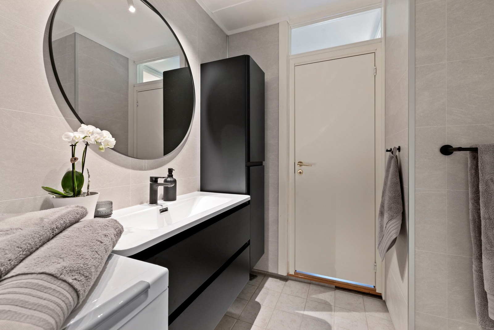Badet er utstyrt med servant med slette fronter Galleribilde
