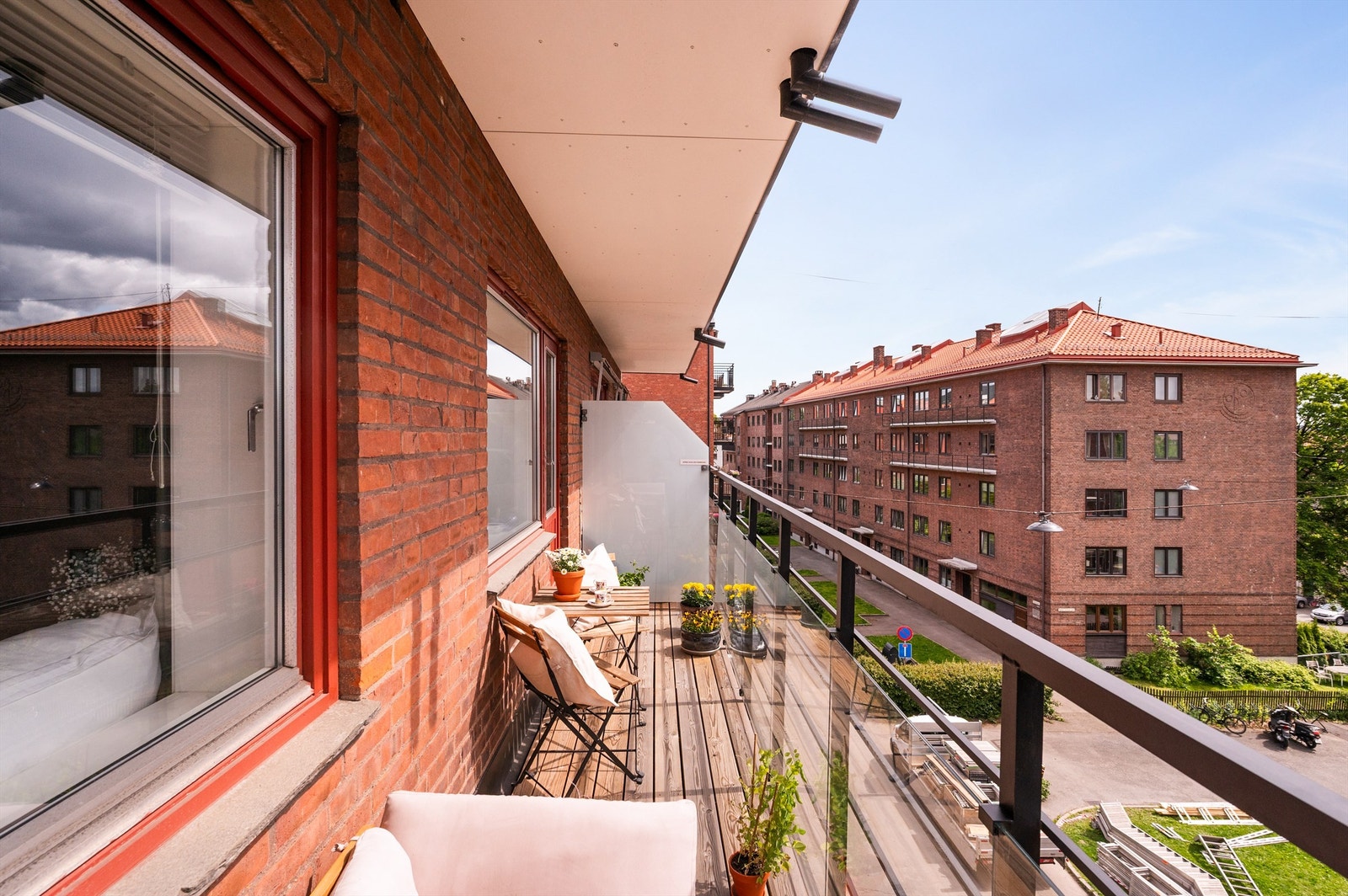 Fra kjøkkenet kommer du ut til leilighetens herlige balkong Galleribilde